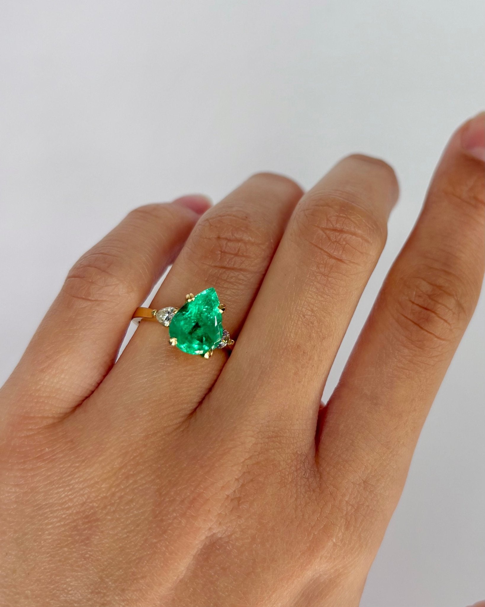 Bague Trilogie Émeraude 2.86 carats & Diamants poire "Jade" - Elliade Paris