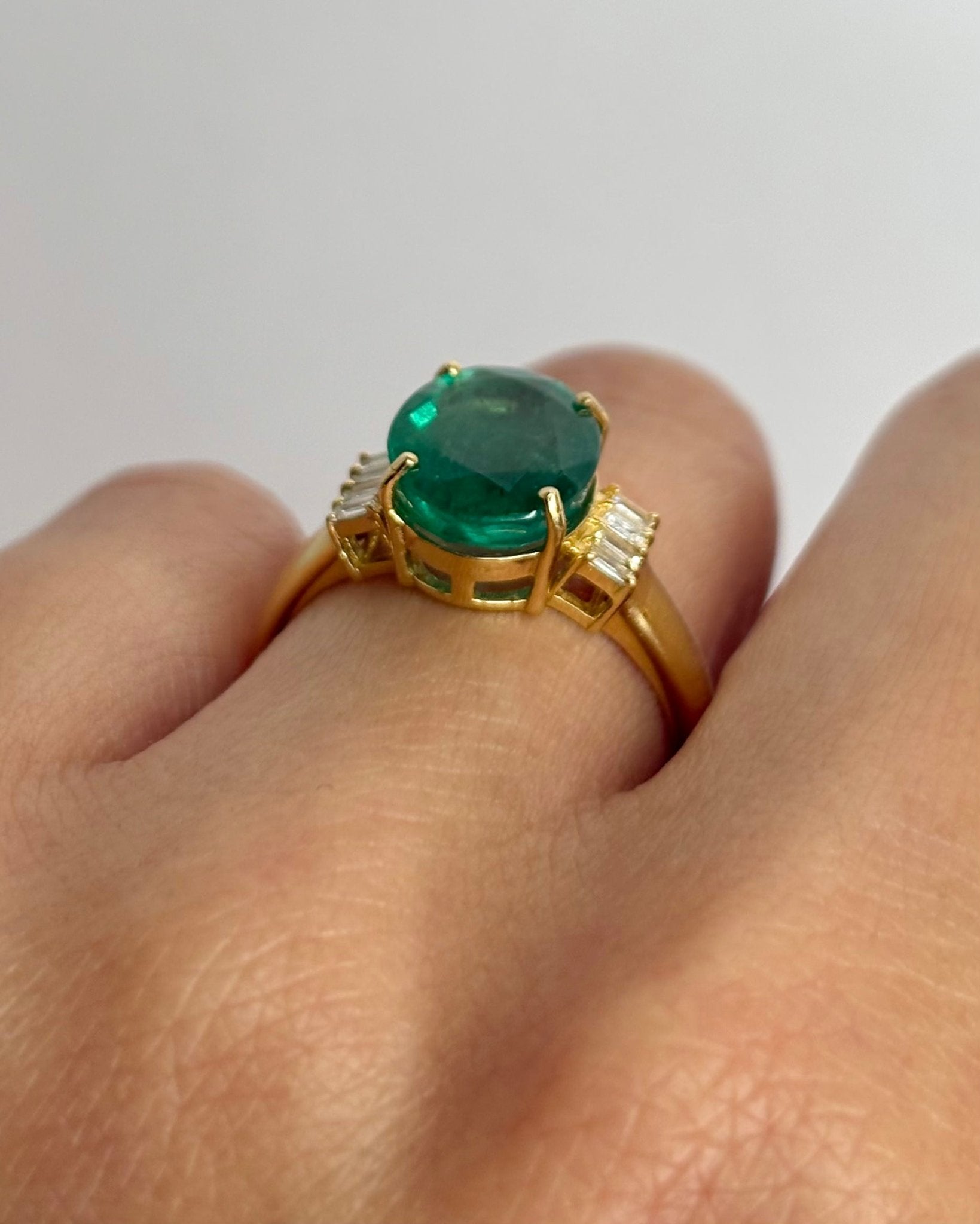 Bague Trilogie Émeraude 3.17 carats & 8 Diamants "Lyséa" - Elliade Paris