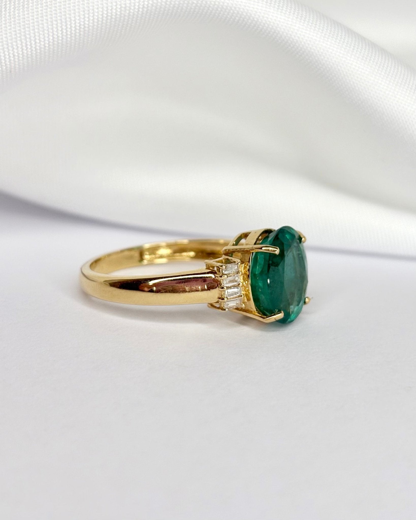 Bague Trilogie Émeraude 3.17 carats & 8 Diamants "Lyséa" - Elliade Paris