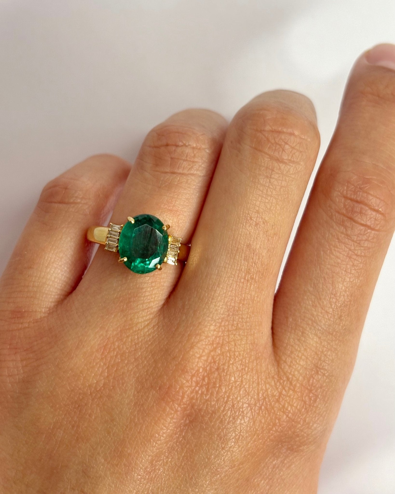 Bague Trilogie Émeraude 3.17 carats & 8 Diamants "Lyséa" - Elliade Paris