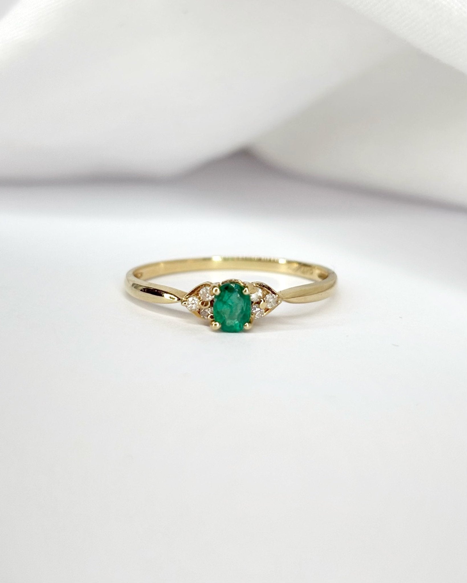 Bague Trilogie Émeraude & 6 Diamants "Émilie" - Elliade Paris