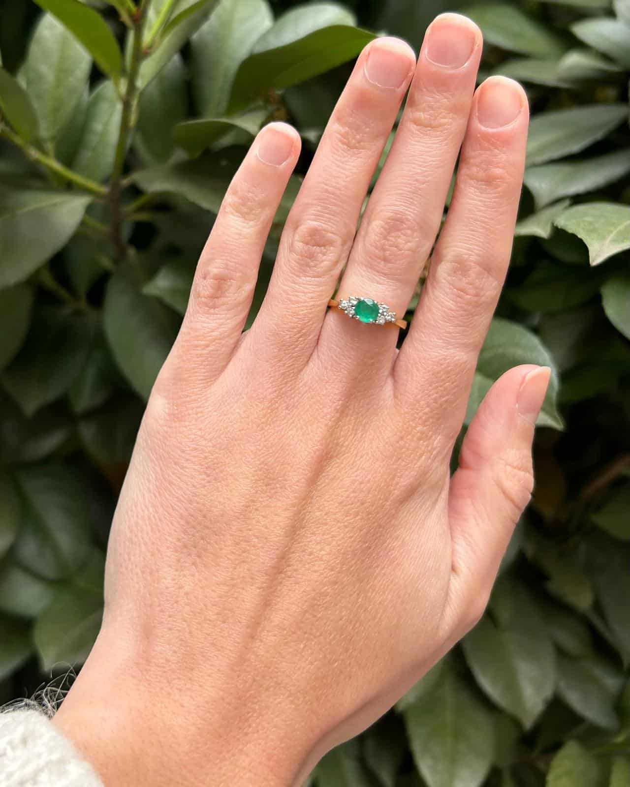 Bague Trilogie Emeraude & 6 Diamants "Primrose" - Elliade Paris