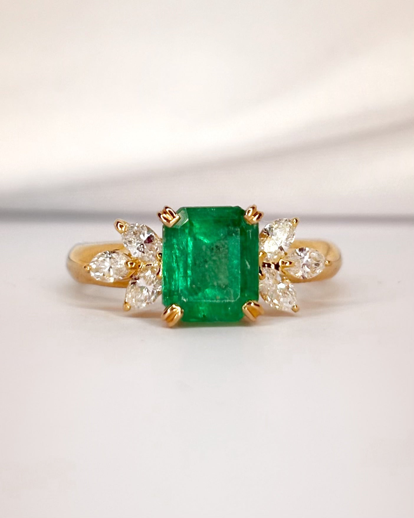 Bague Trilogie Émeraude Colombienne 1.67 carat & Diamants 0.43 carat "Caroline" - Elliade Paris