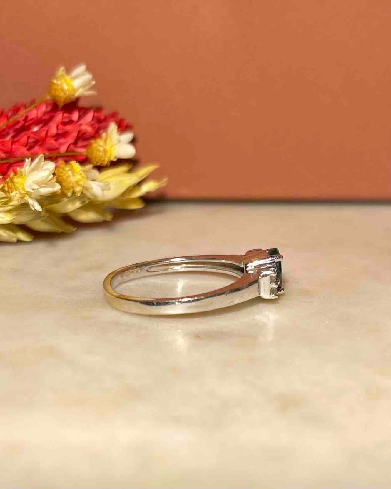 Anillo de trilogía de esmeraldas y diamantes "Steph"