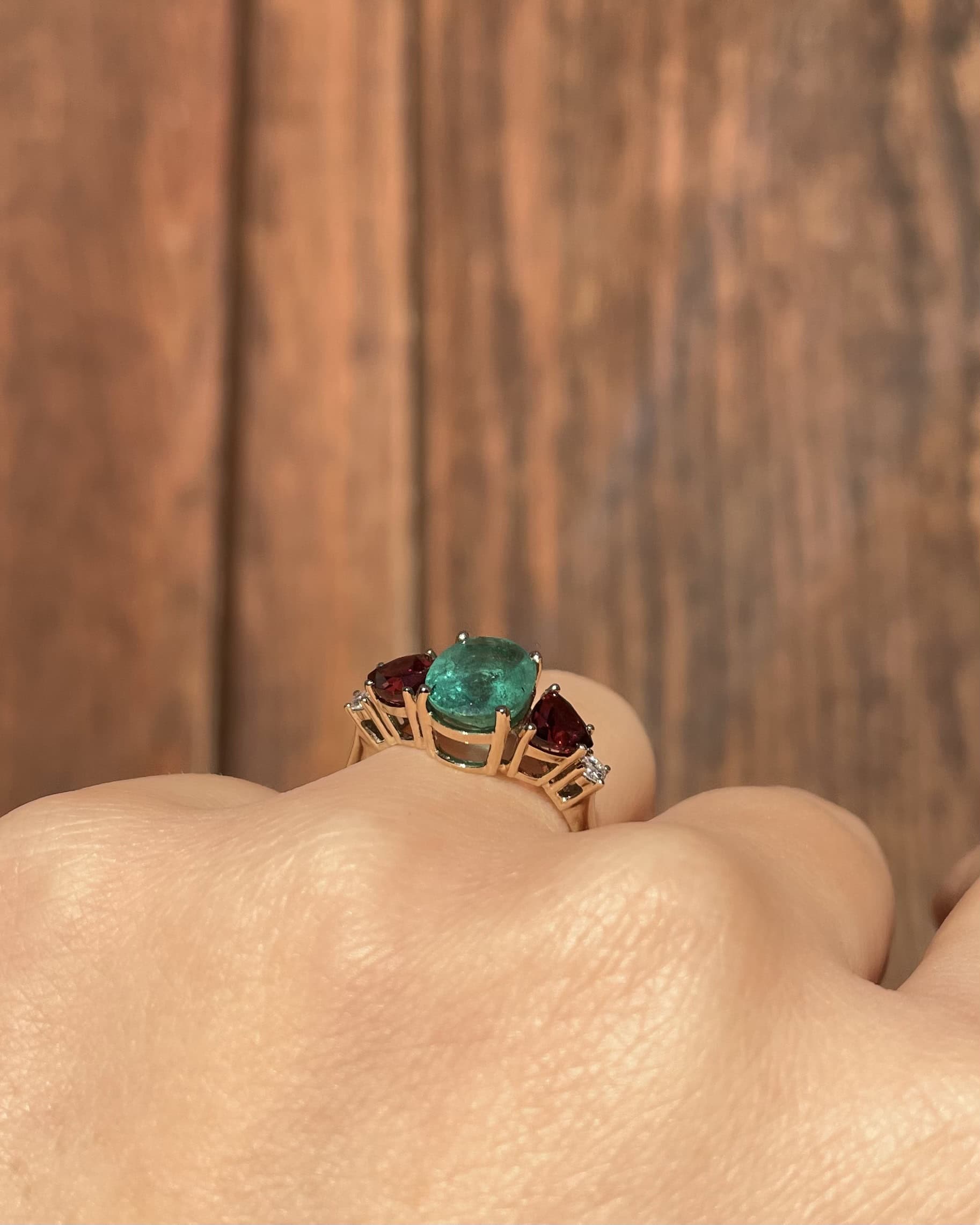 Bague Trilogie Émeraude 1.90 carat, Grenats & Diamants "Gaby"