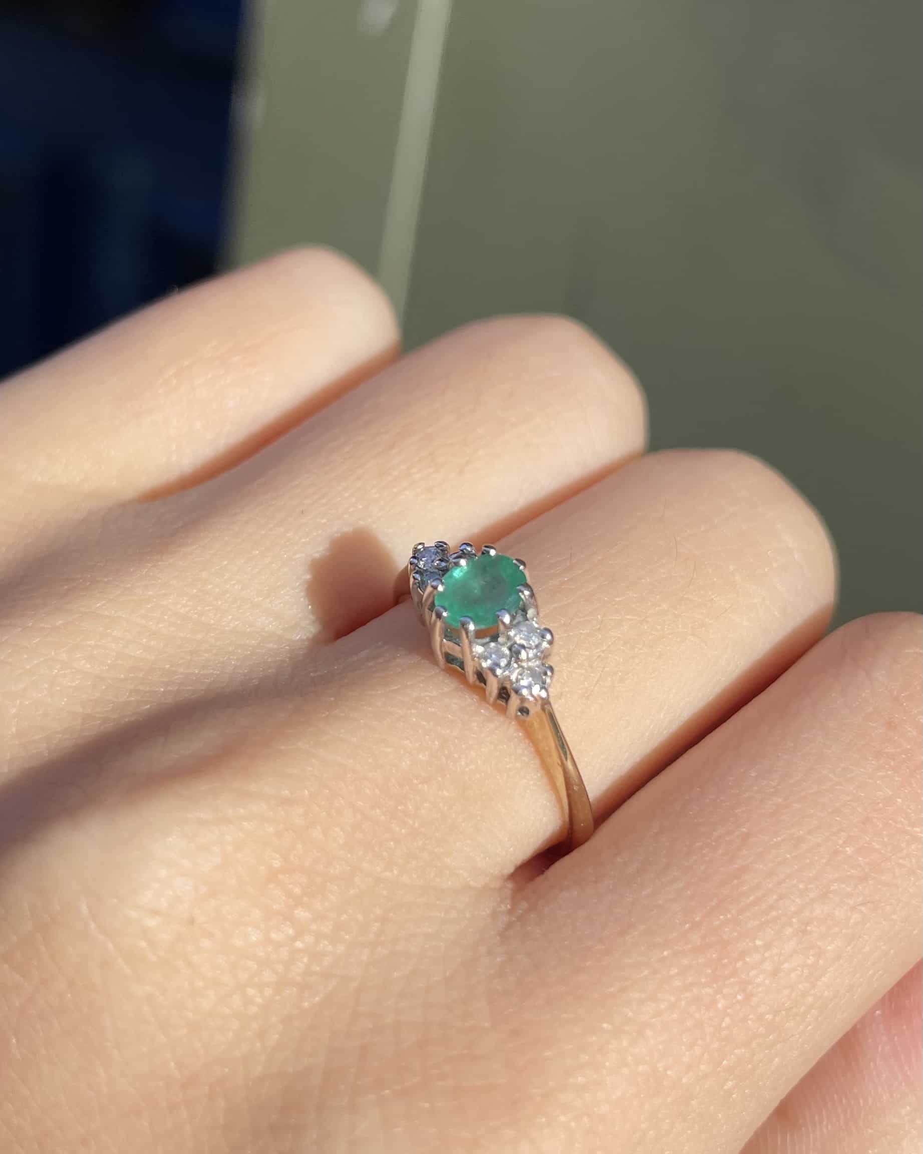 Anillo "Raphaëlle" de trilogía de esmeraldas y diamantes