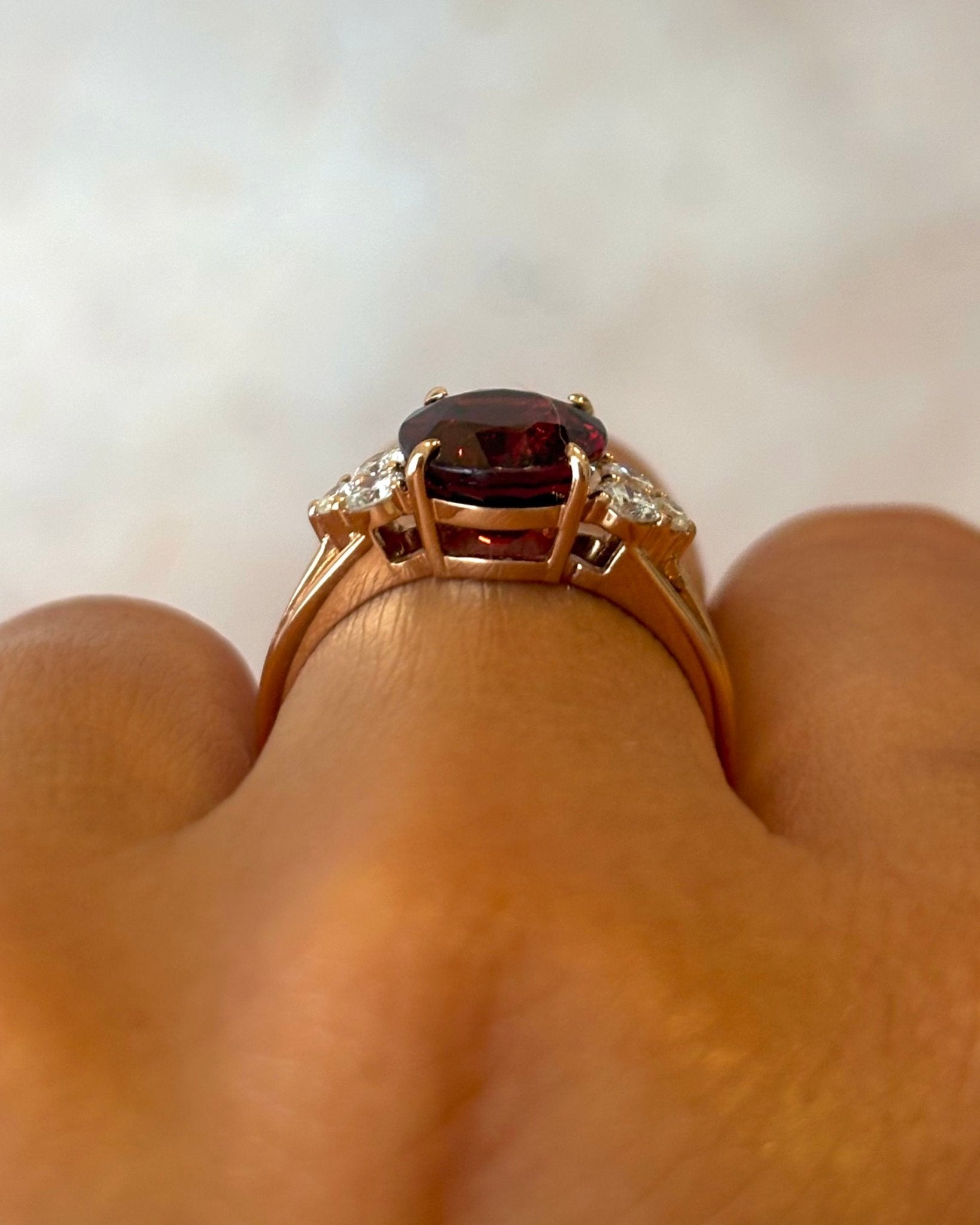 Bague Trilogie Grenat 3.40 carats & Diamants 0.29 carat "Astrid" - Elliade Paris