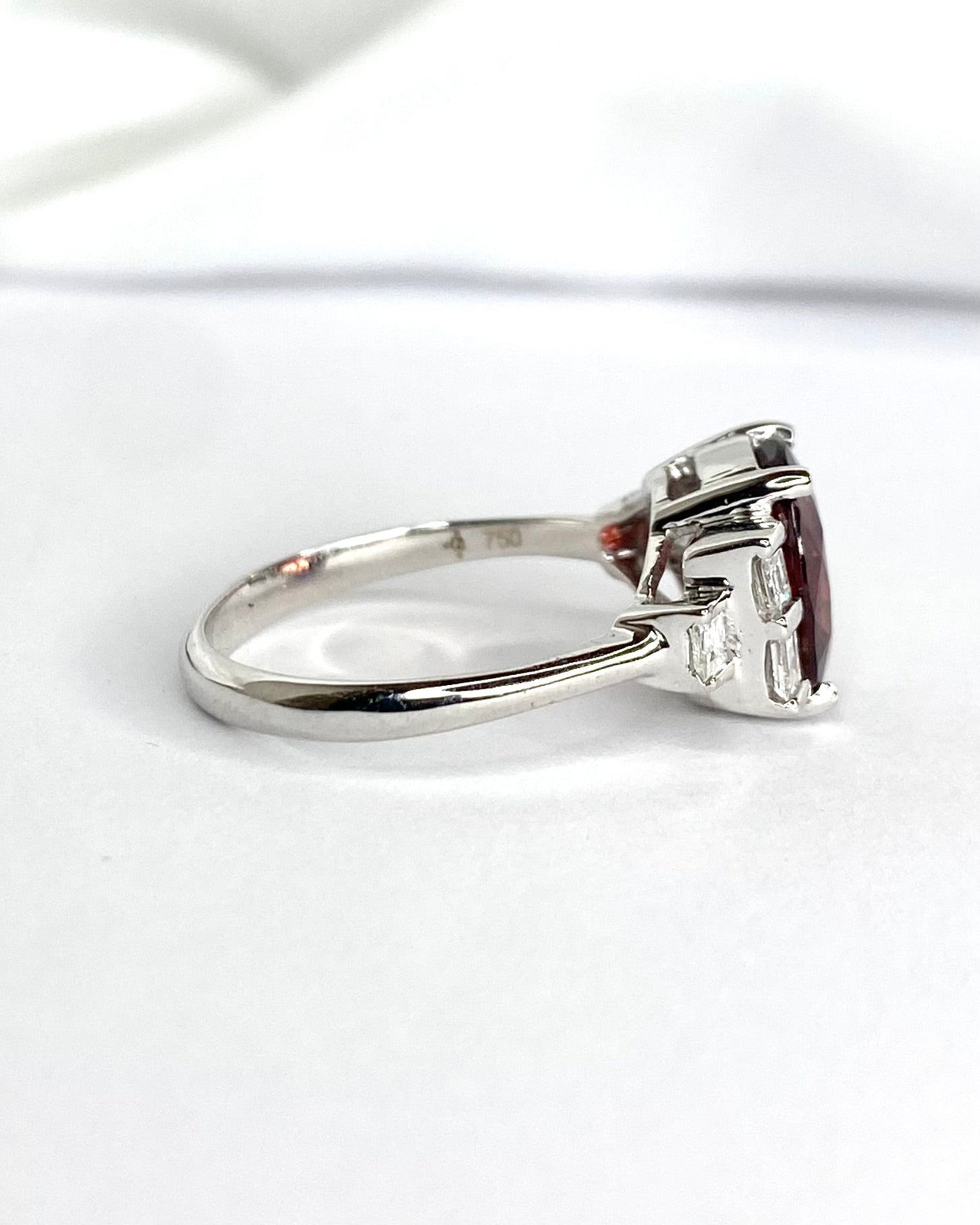 Bague Trilogie Grenat 3.43 carats & Diamants 0.31 carat "Mélusine" - Elliade Paris