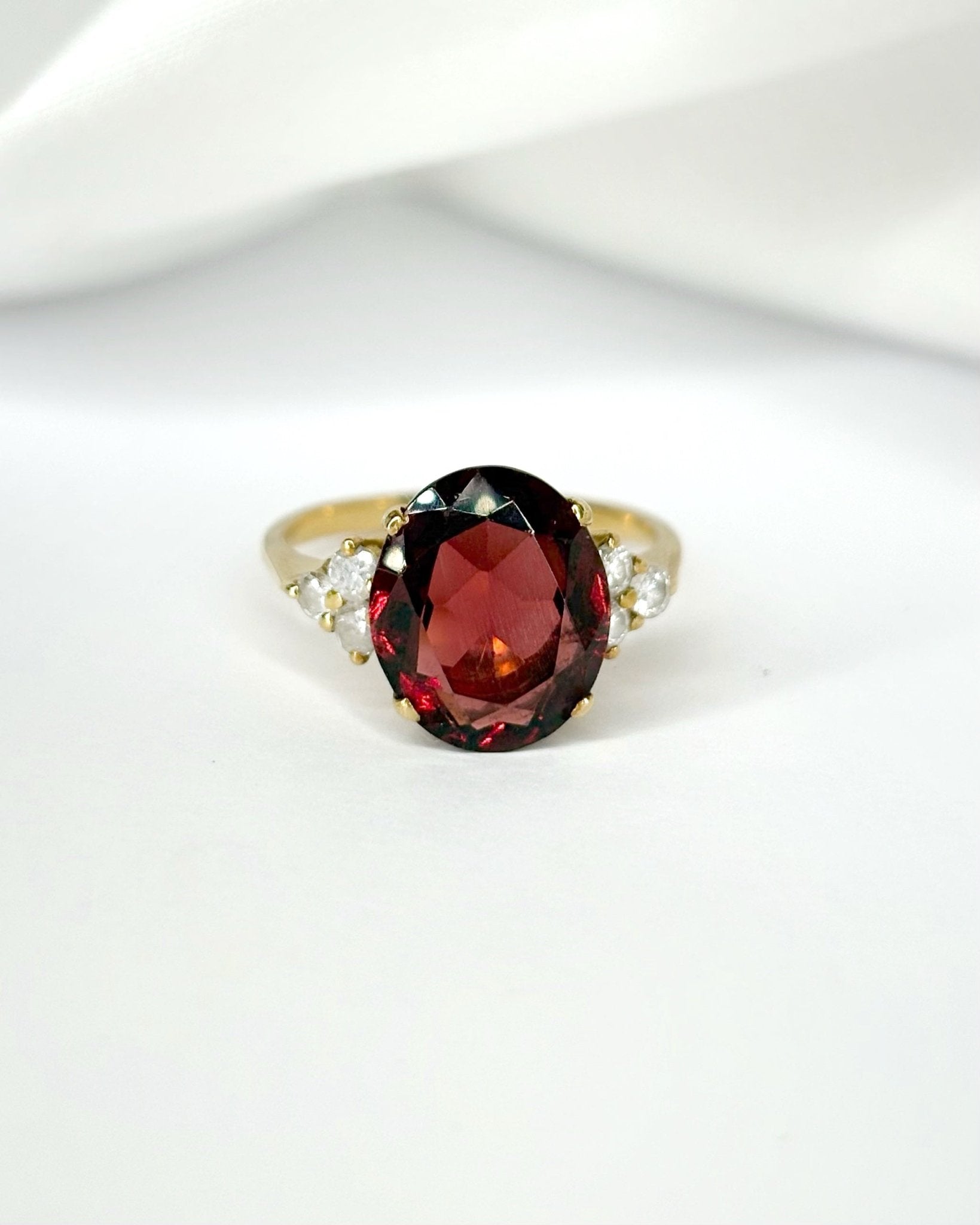 Bague Trilogie Grenat 5.17 carats & 6 Diamants "Irina" - Elliade Paris