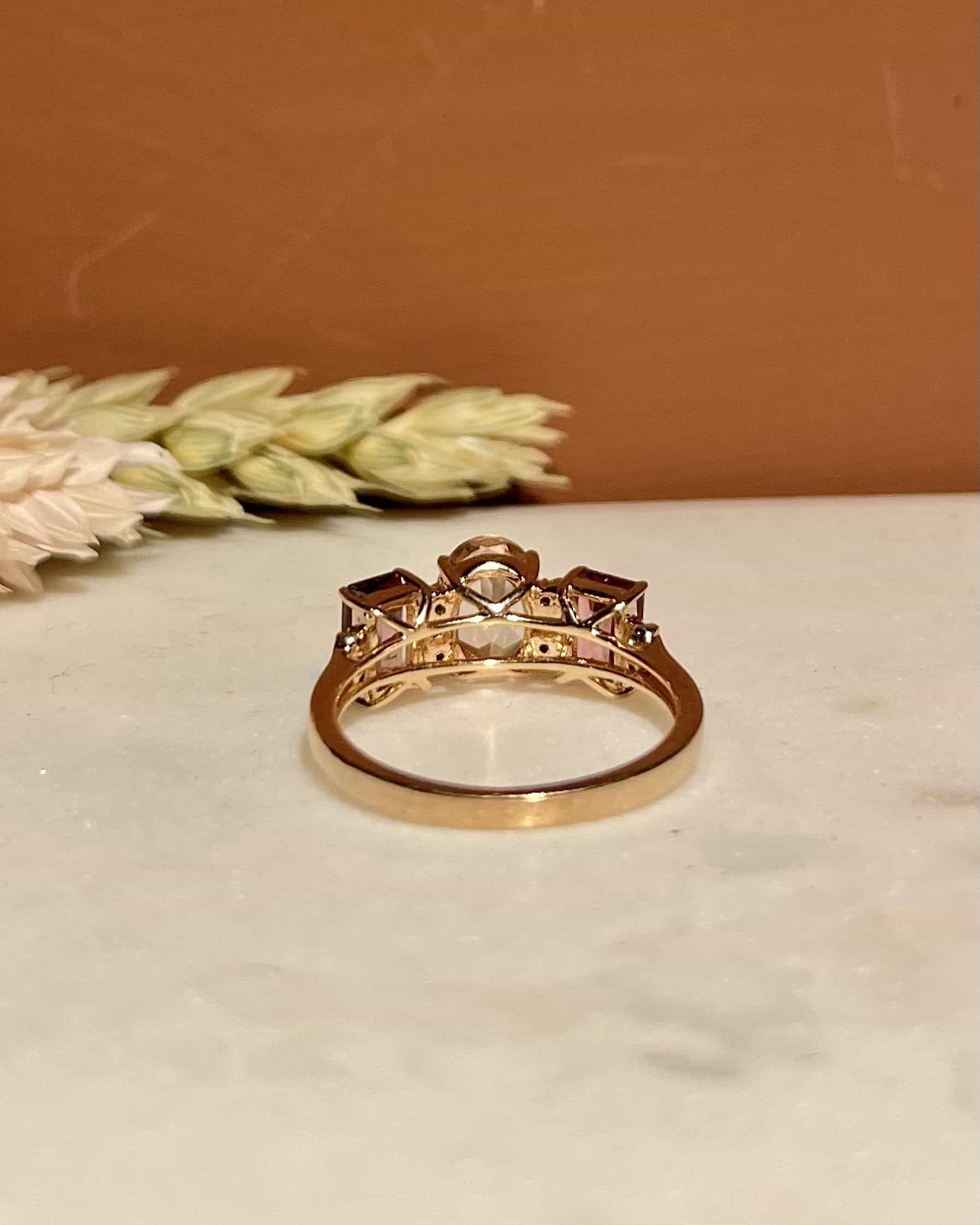 Bague Trilogie Morganite & Grenats & Diamants "Maya" - Elliade Paris