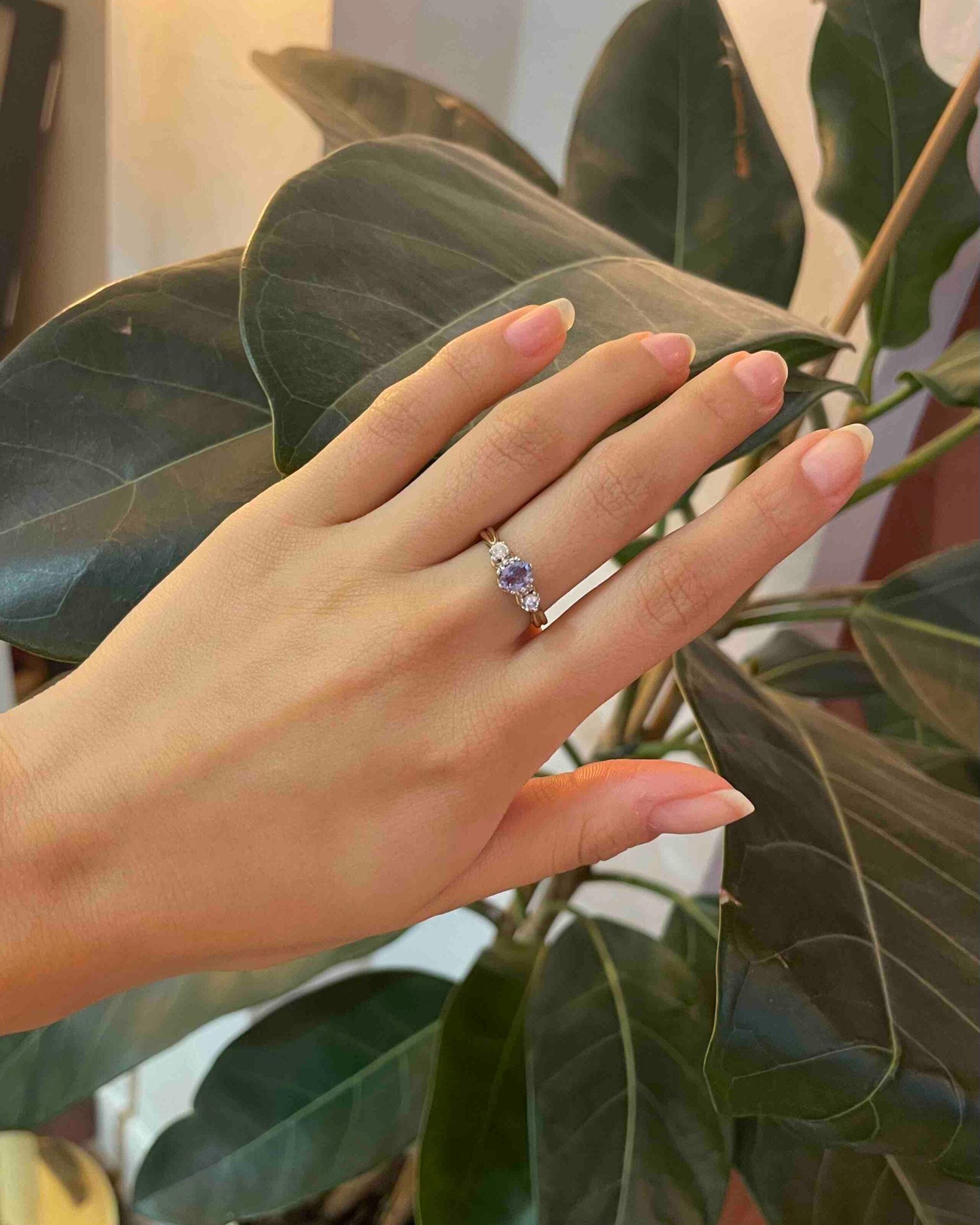 Anillo de trilogía de tanzanita y diamantes "Rina"