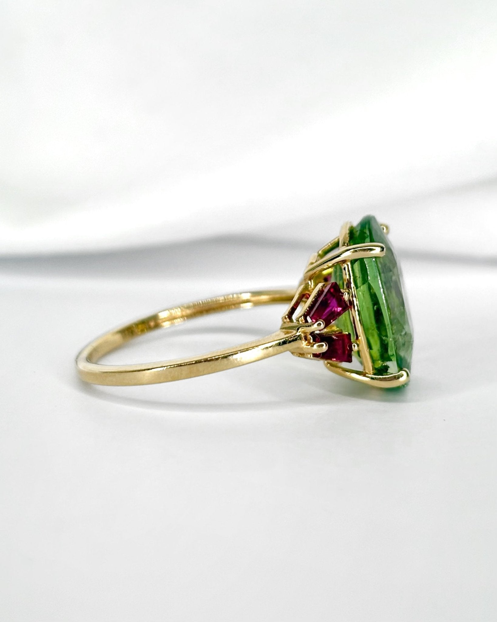 Bague Trilogie Péridot 5.02 carats & Rubis Trapèzes 0.54 carat "Jihen" - Elliade Paris