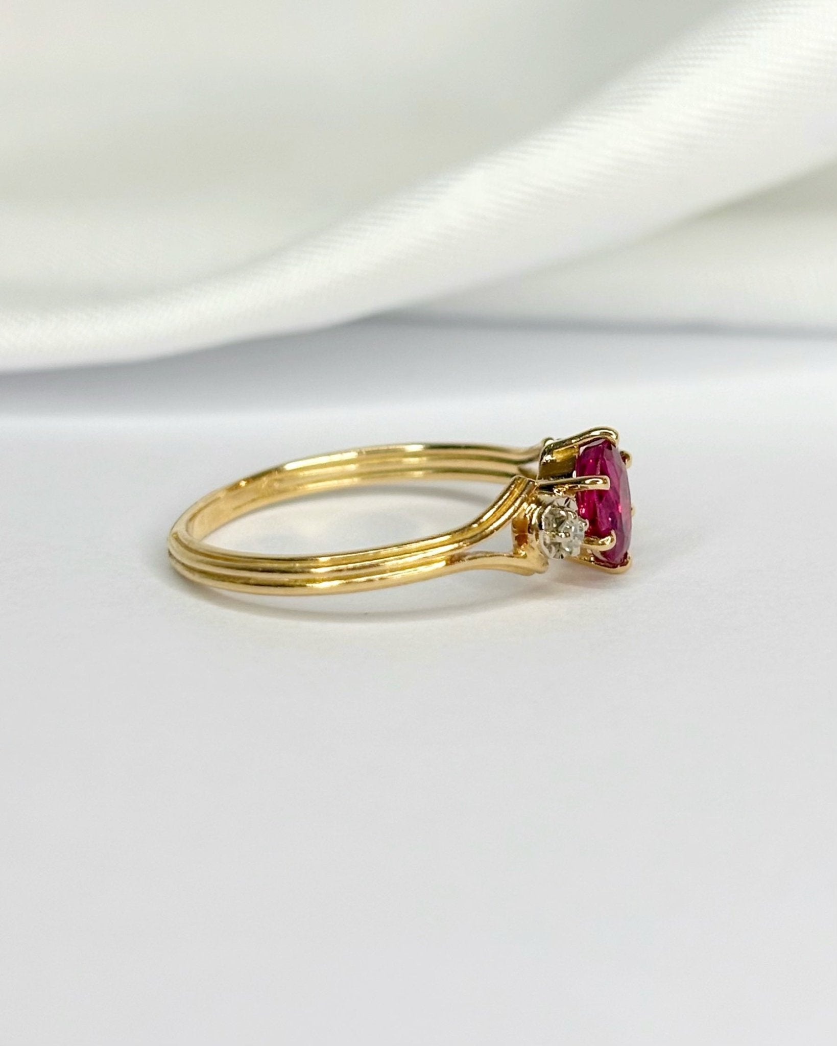 Bague Trilogie Rubis 0.38 carat & Diamants "Alia" - Elliade Paris