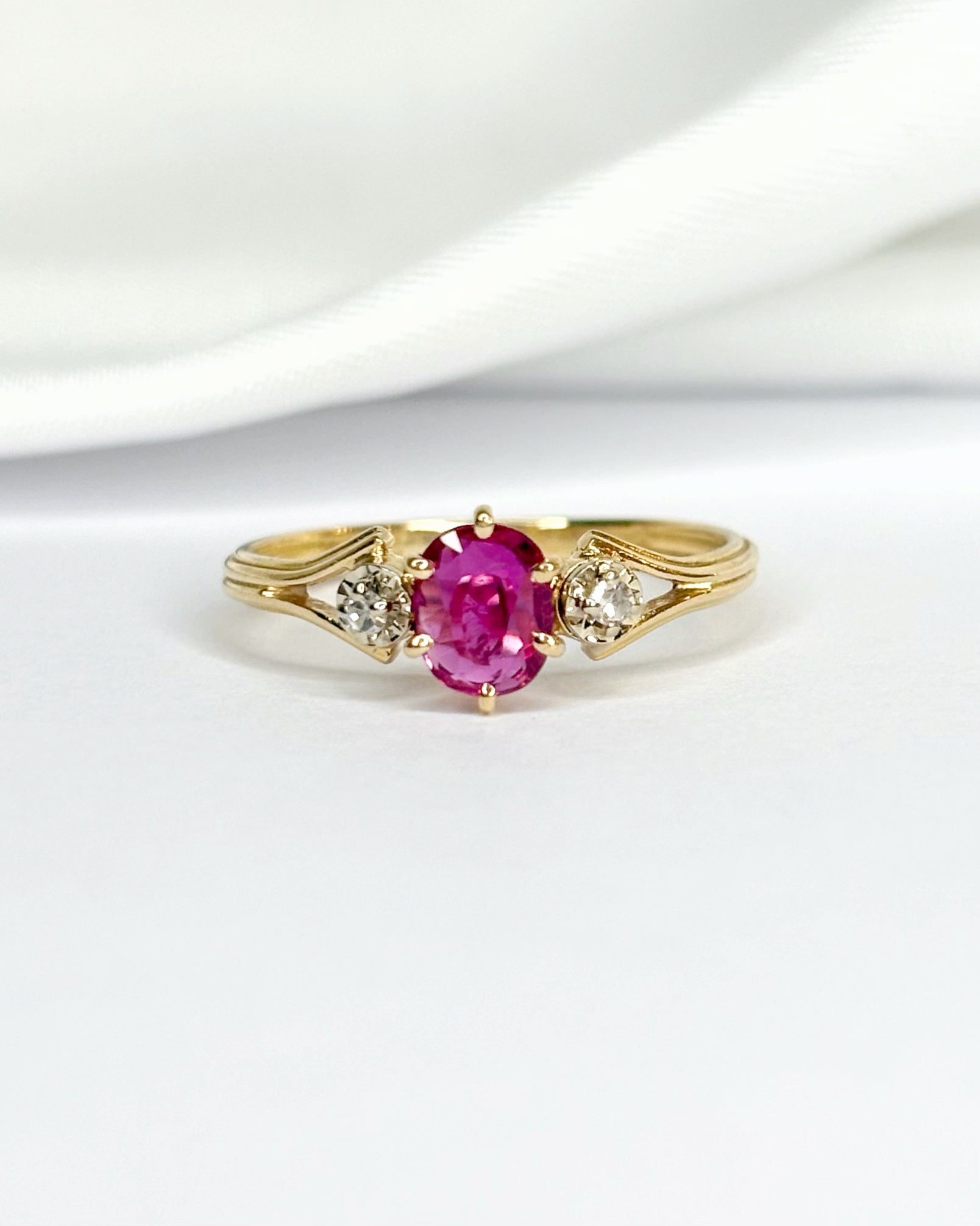 Bague Trilogie Rubis 0.38 carat & Diamants "Alia" - Elliade Paris