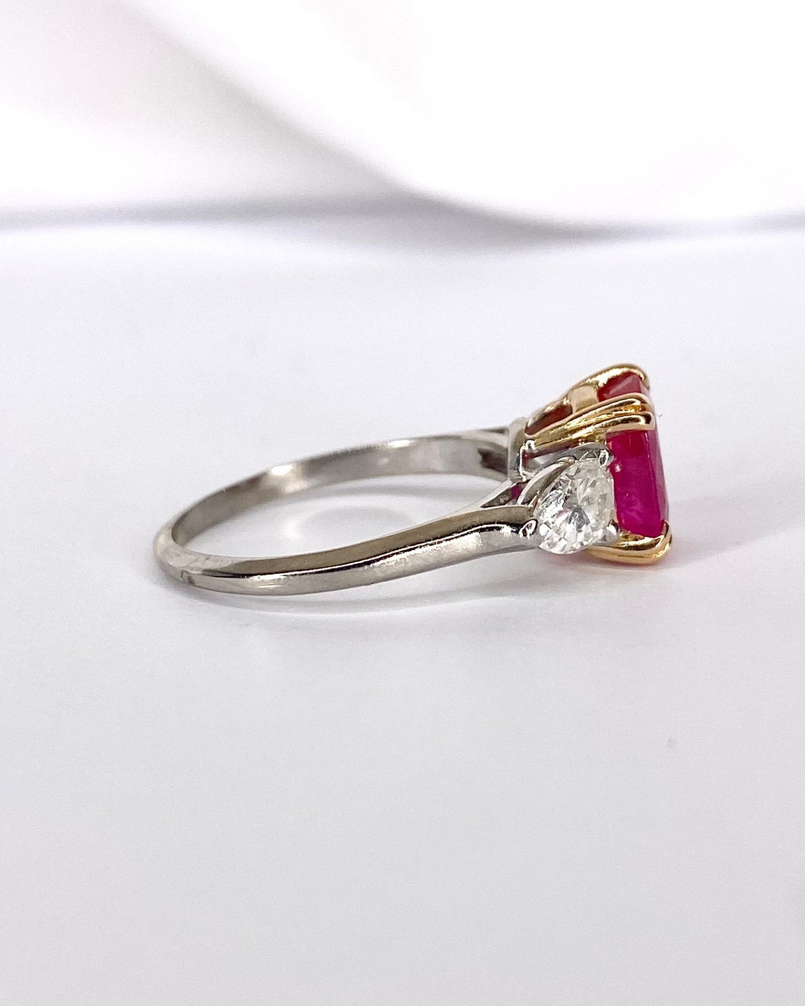 Bague Trilogie Rubis 2.37 carats & Diamants 0.88 carat "Jeannette" - Elliade Paris
