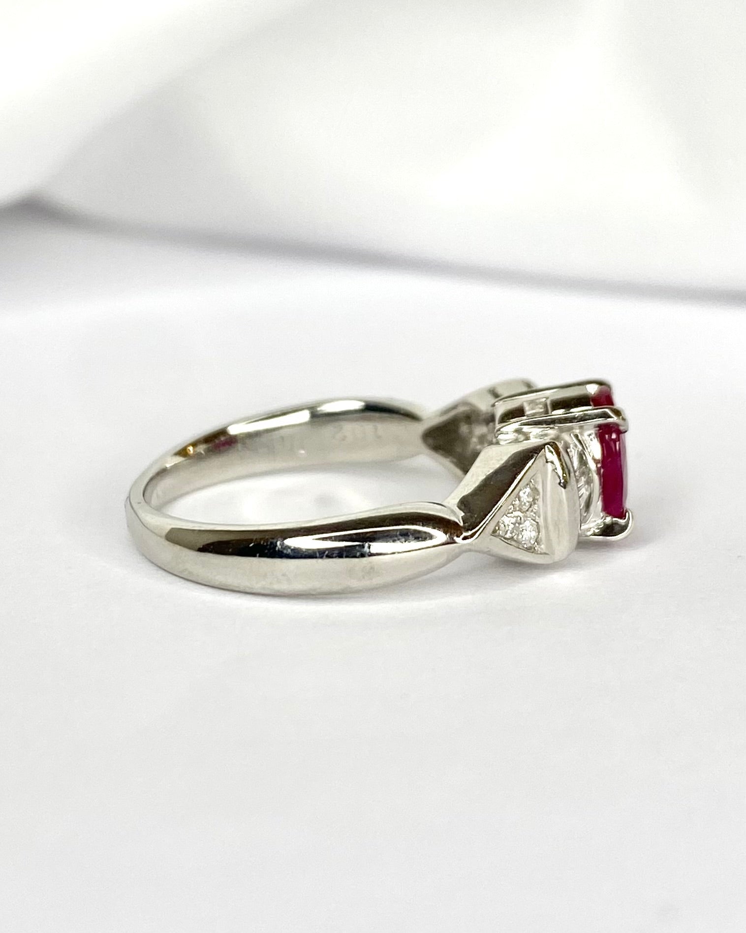 Bague Trilogie Rubis Birman 1.02 carat & Diamants 0.23 carat "Sina" - Elliade Paris