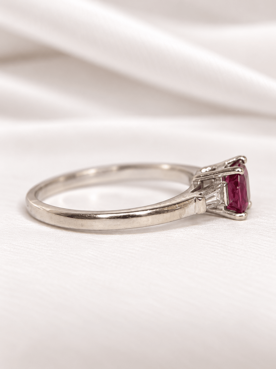 Bague Trilogie Rubis Chatoyant 1.48 carat & Diamants "Zélia" - Elliade Paris