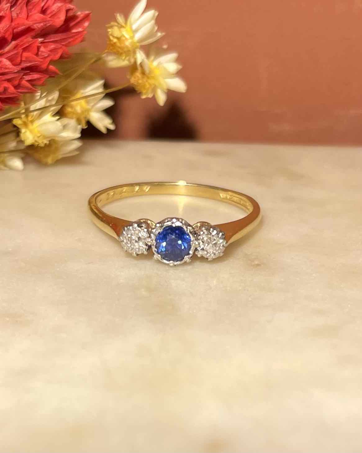 Bague Trilogie Saphir 0.50 carat & Diamants "Gabrielle" - Elliade Paris