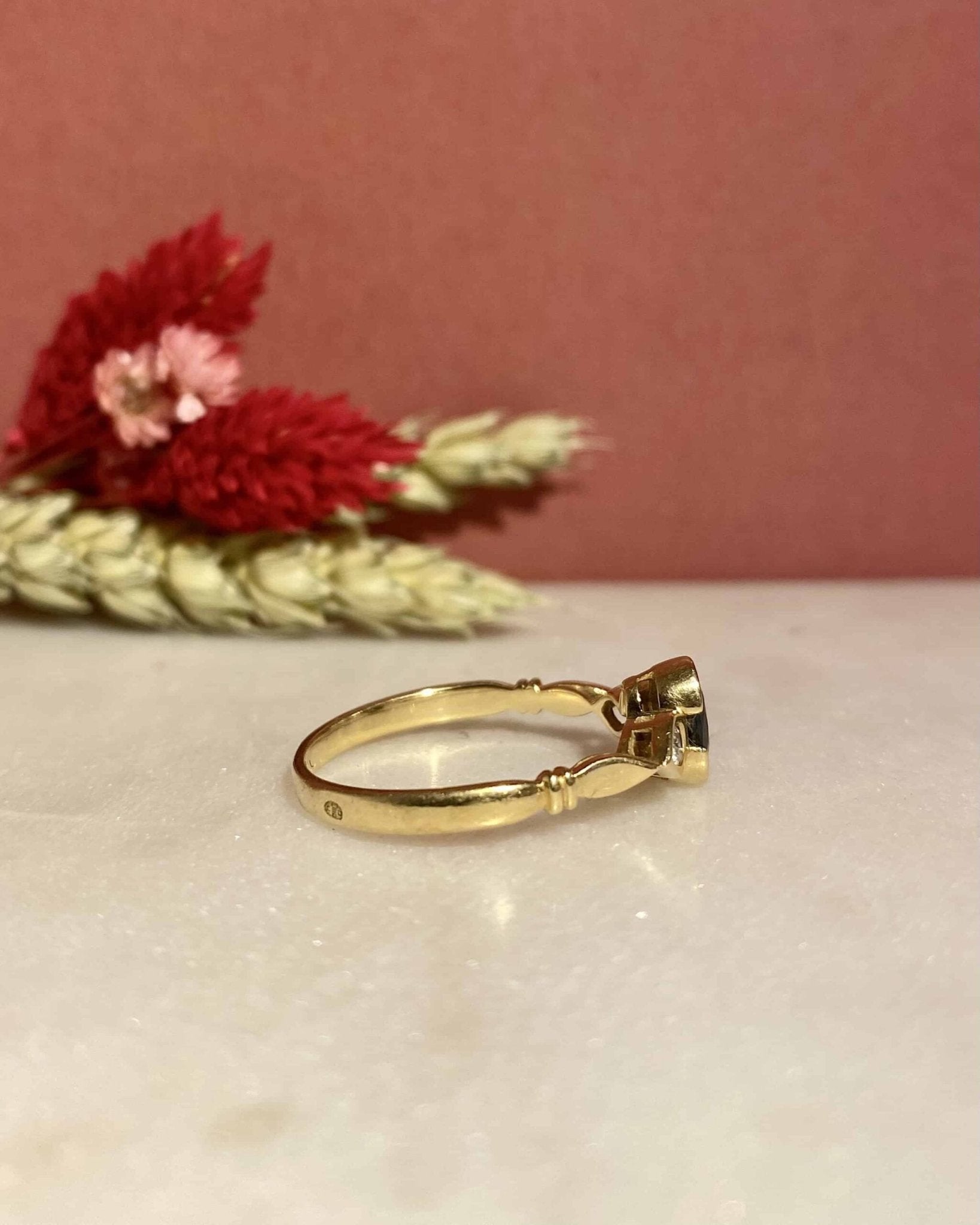 Bague Trilogie Saphir 0.55 carat & Diamants "Rylee" - Elliade Paris