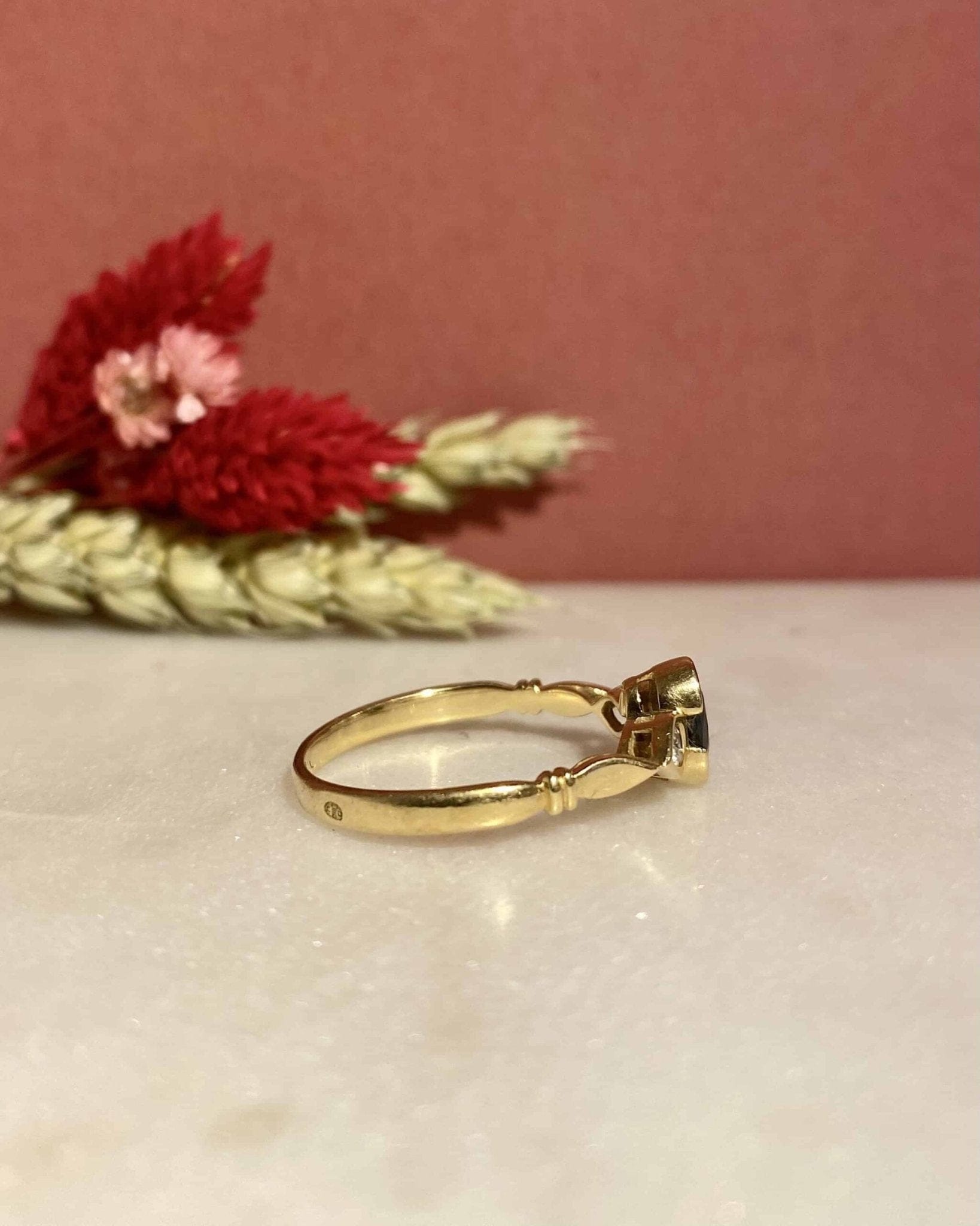 Bague Trilogie Saphir 0.55 carat & Diamants "Rylee" - Elliade Paris