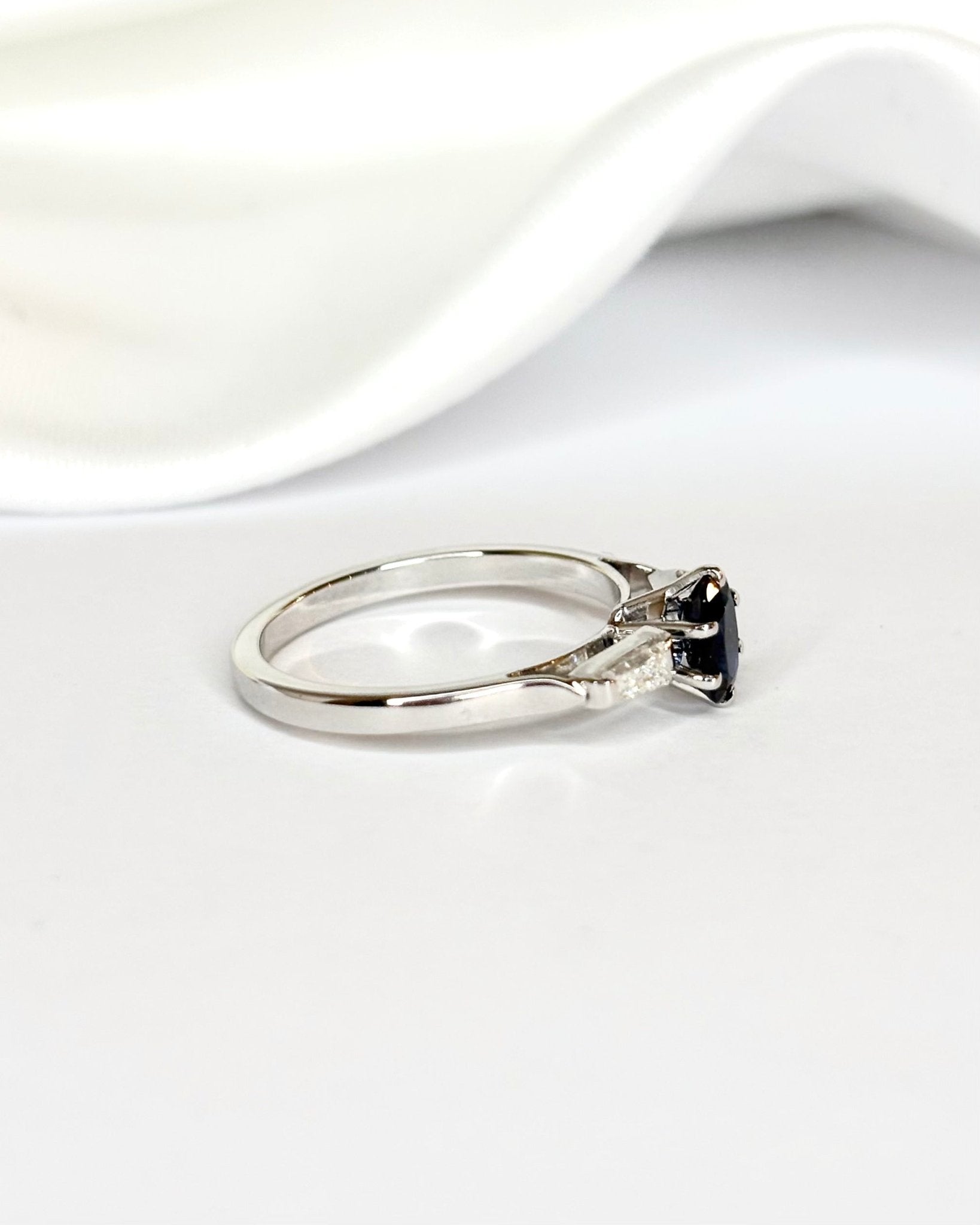 Bague Trilogie Saphir 0.64 carat & Diamants Baguette "Gloria" - Elliade Paris