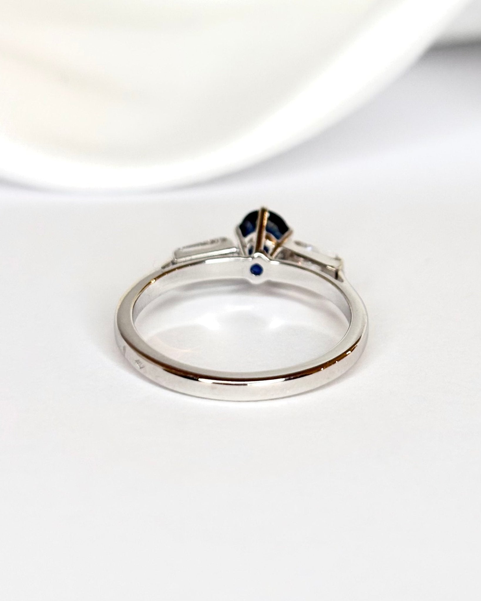 Bague Trilogie Saphir 0.64 carat & Diamants Baguette "Gloria" - Elliade Paris