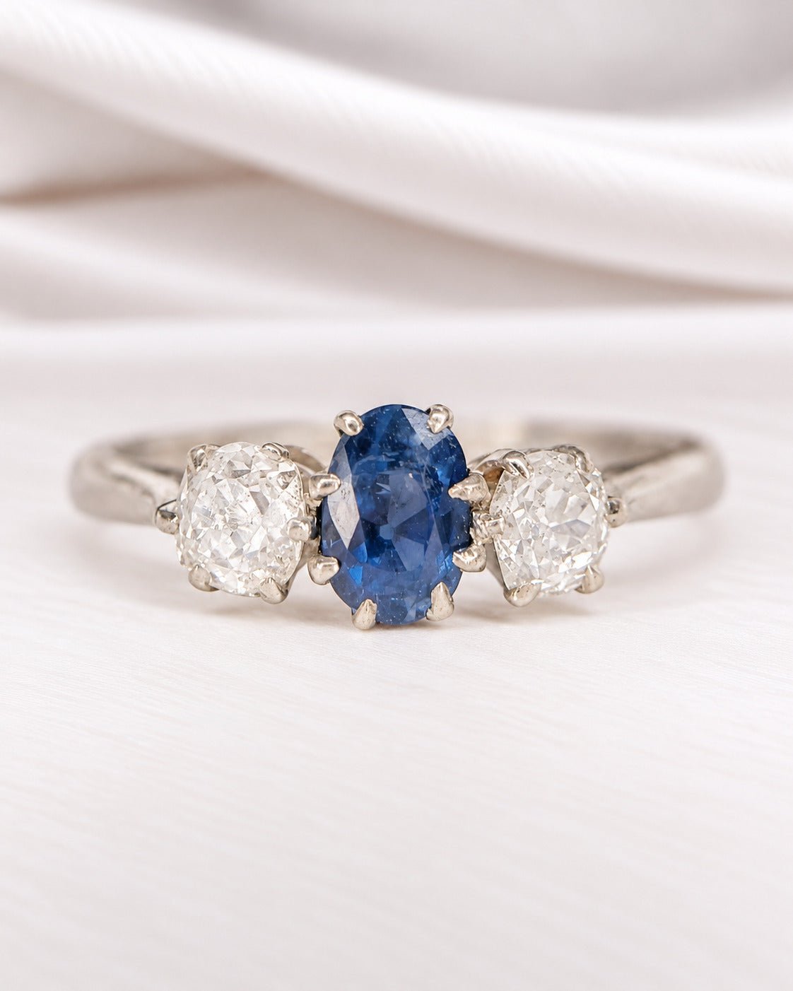 Bague Trilogie Saphir 0.65 carat & Diamants 0.40 carat "Helene" - Elliade Paris