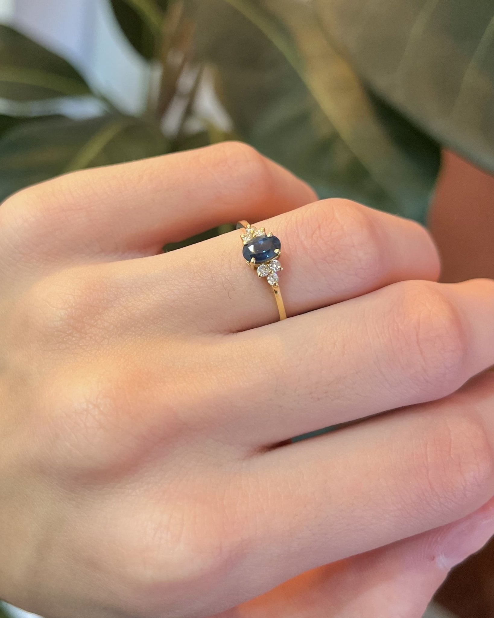 Bague Trilogie Saphir 0.70 carat & 6 Diamants "Jayda" - Elliade Paris