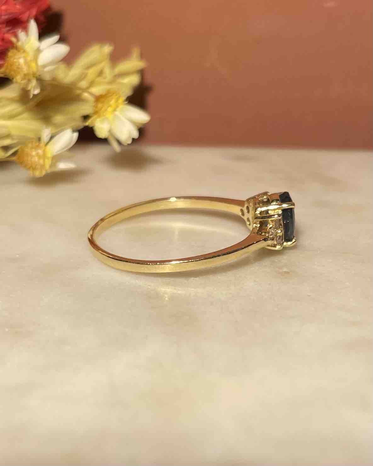 Bague Trilogie Saphir 0.70 carat & 6 Diamants "Jayda" - Elliade Paris