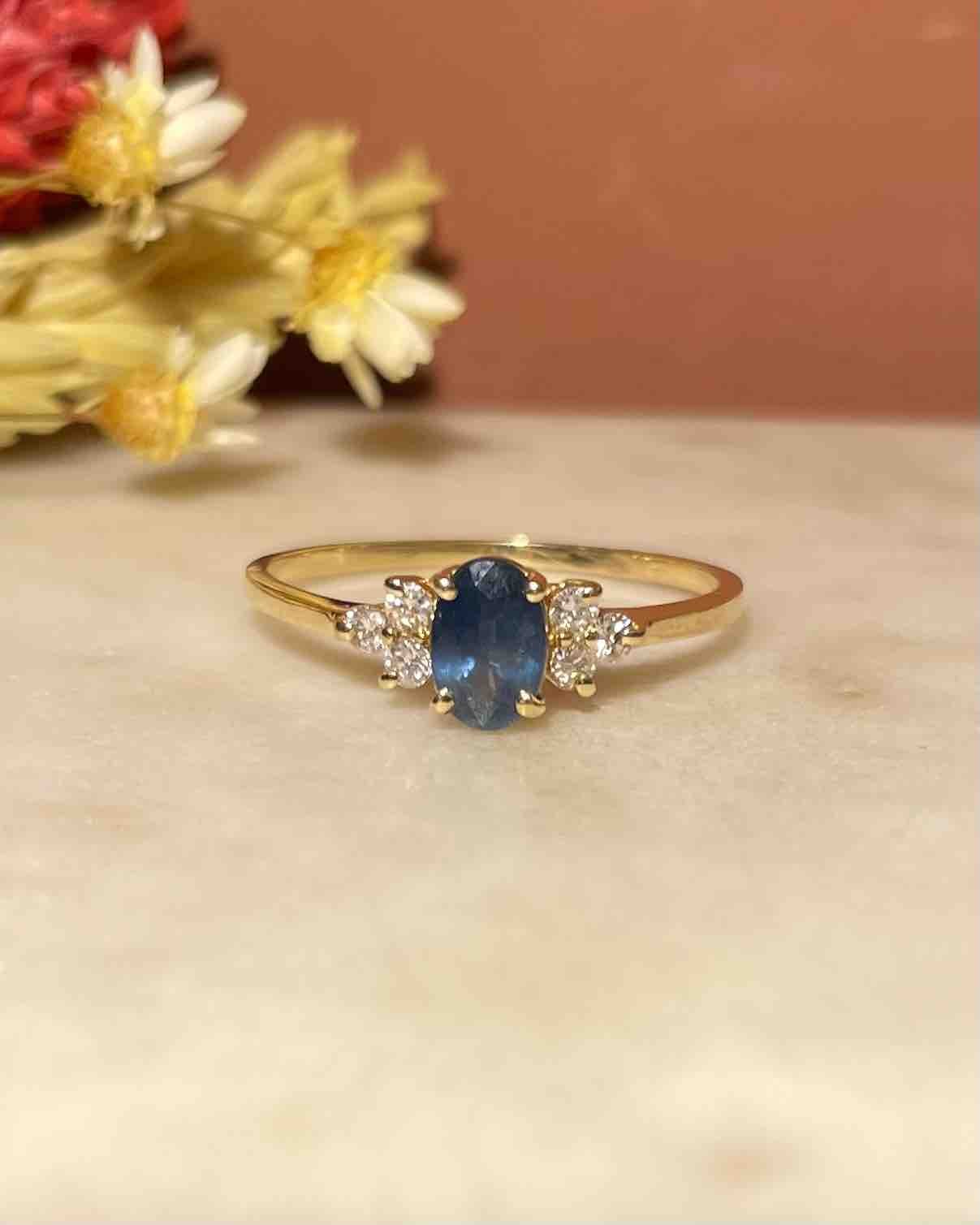 Bague Trilogie Saphir 0.70 carat & 6 Diamants "Jayda" - Elliade Paris