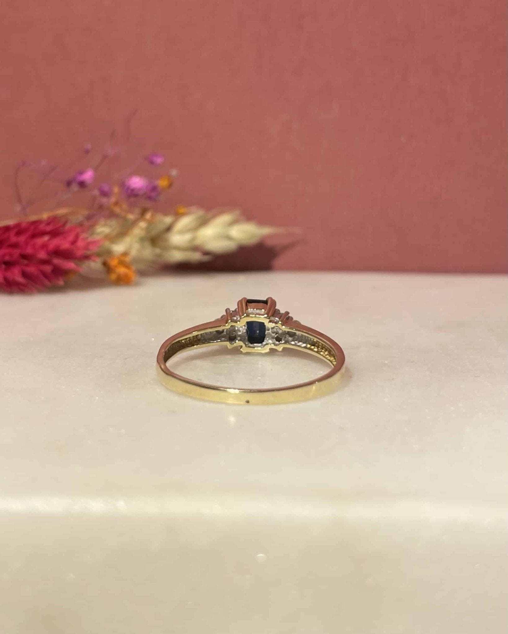 Bague Trilogie Saphir 0.70 Carat & 6 Diamants "Kyria" - Elliade Paris