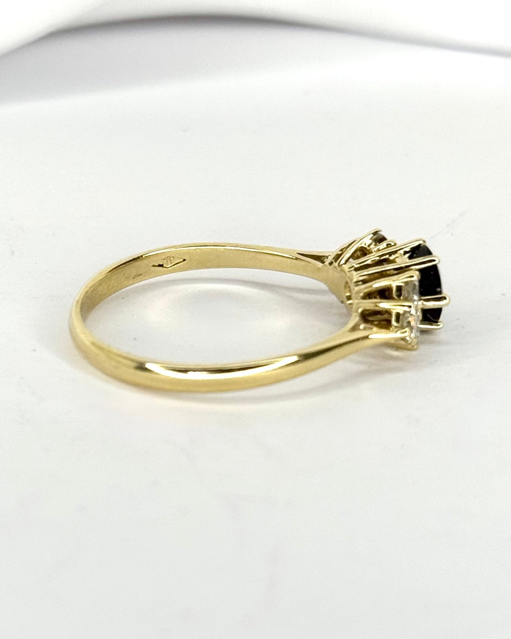 Bague Trilogie saphir 0.80 carat & Diamant 0.42 carat "Lola" - Elliade Paris