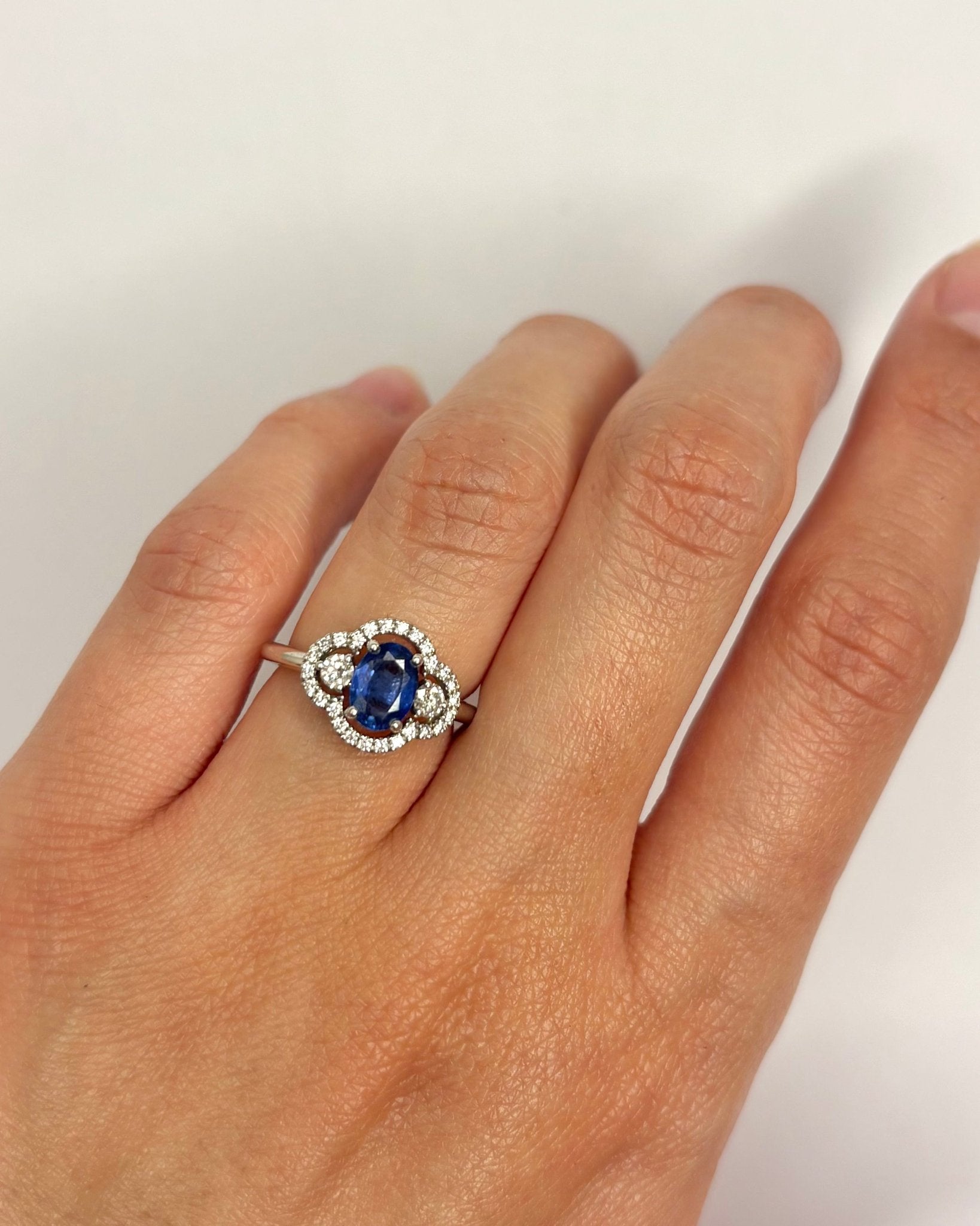 Bague Trilogie Saphir 0.80 carat & Diamants 0.40 carat "Inaya" - Elliade Paris
