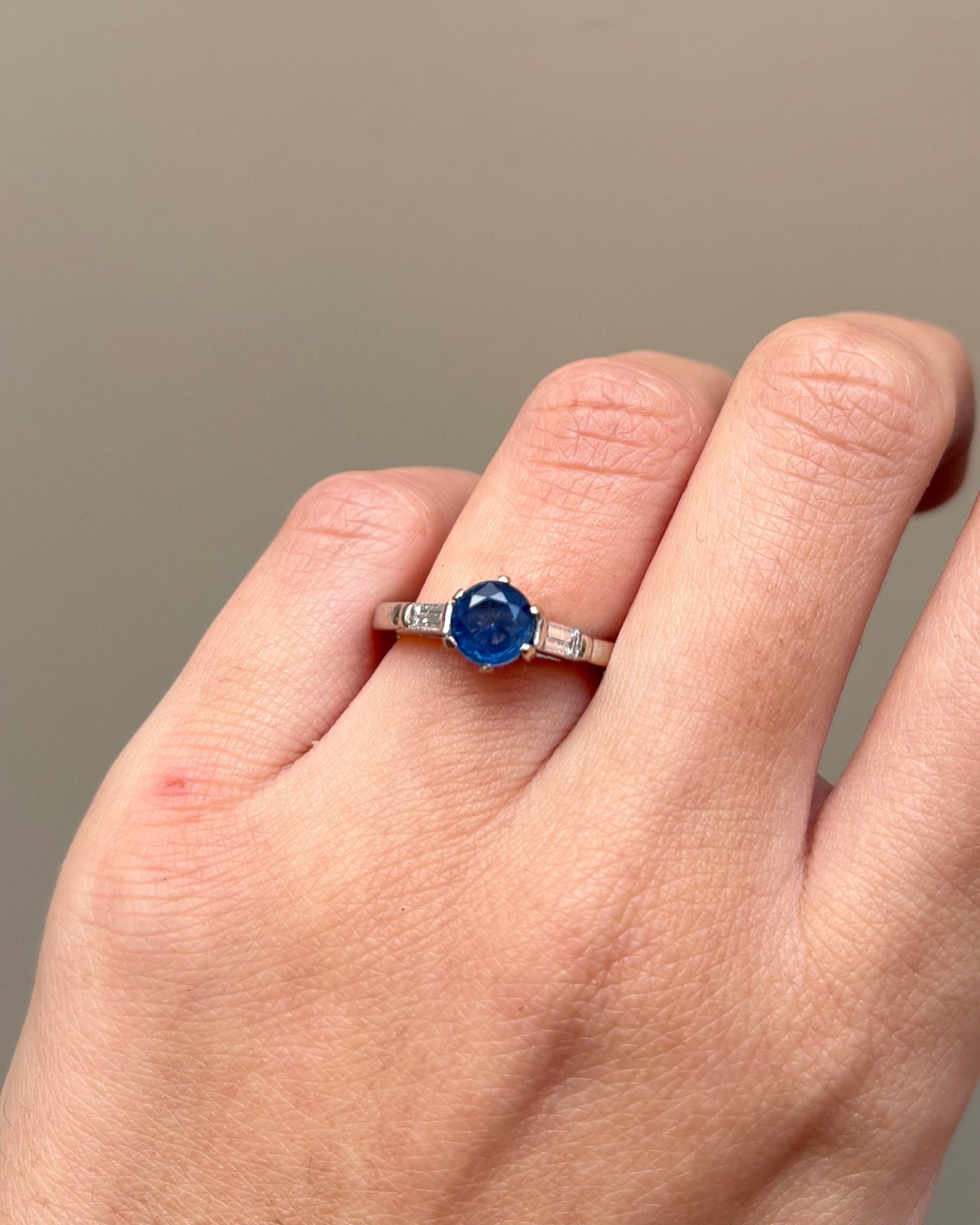 Bague Trilogie Saphir 1 carat & Diamants 0.20 carat "Paola" - Elliade Paris