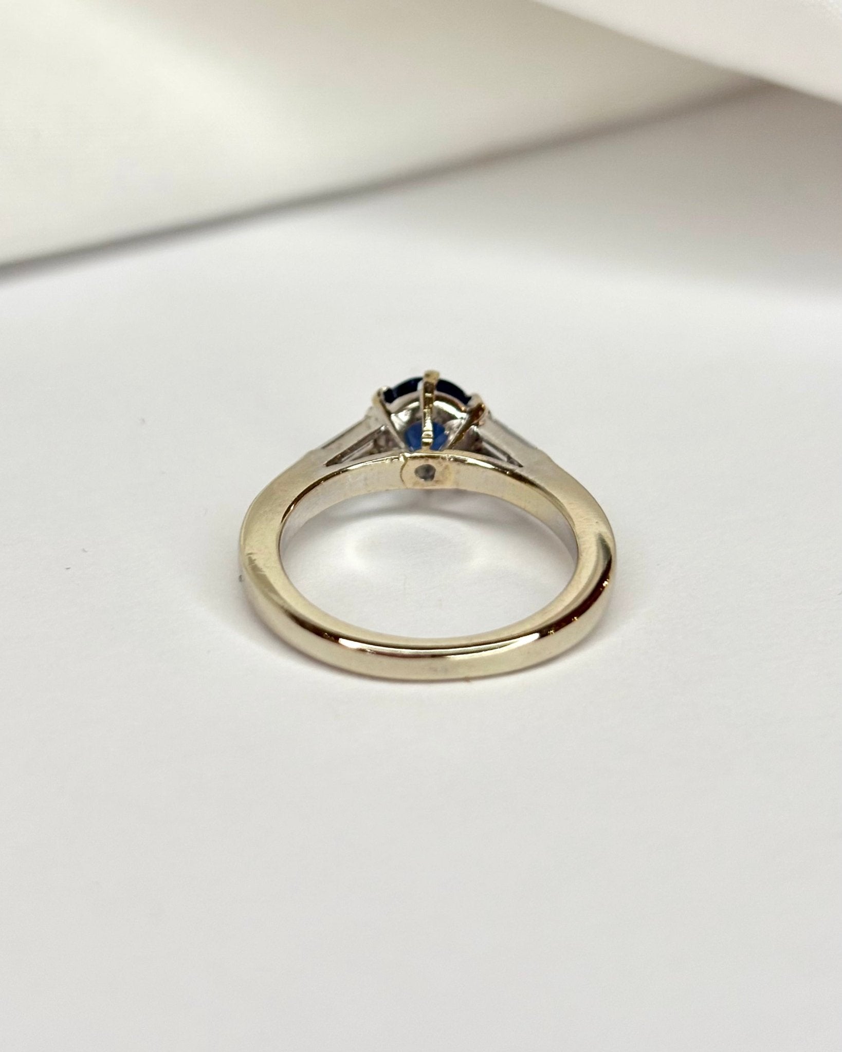 Bague Trilogie Saphir 1 carat & Diamants 0.20 carat "Paola" - Elliade Paris