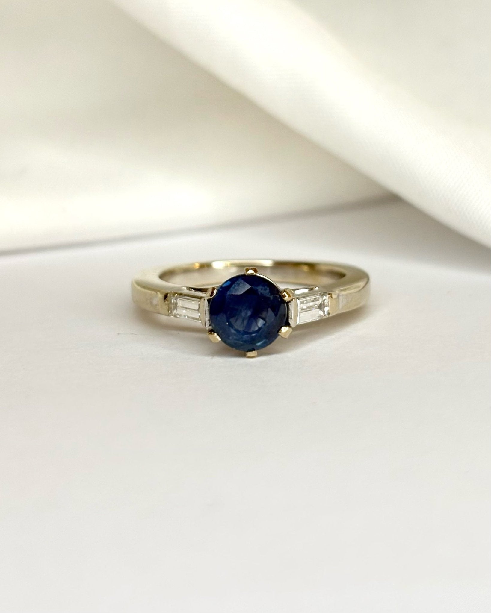 Bague Trilogie Saphir 1 carat & Diamants 0.20 carat "Paola" - Elliade Paris