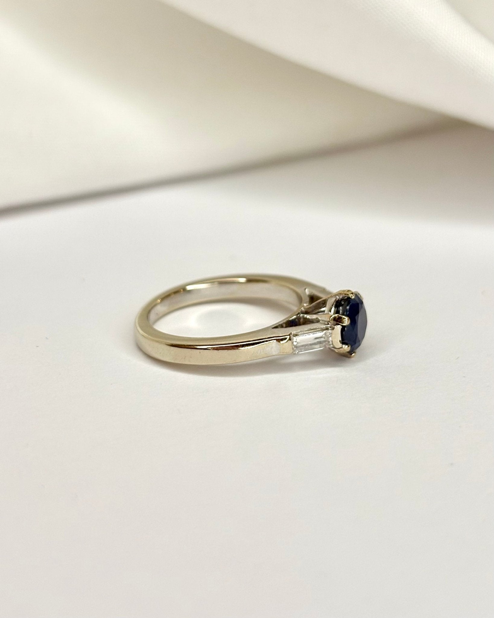 Bague Trilogie Saphir 1 carat & Diamants 0.20 carat "Paola" - Elliade Paris