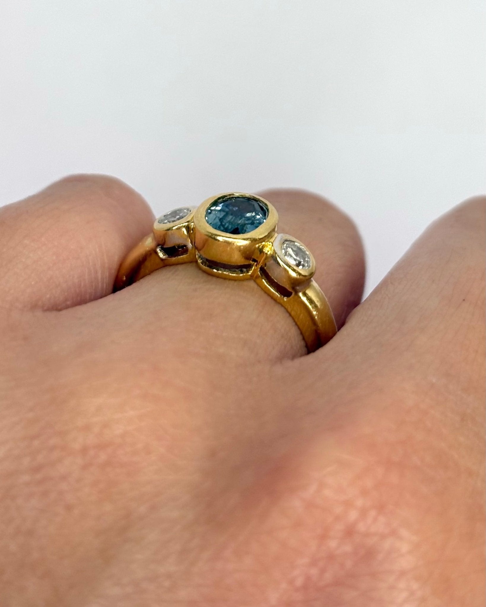 Bague Trilogie Saphir 1 carat & Diamants 0.20 carat "Soline" - Elliade Paris