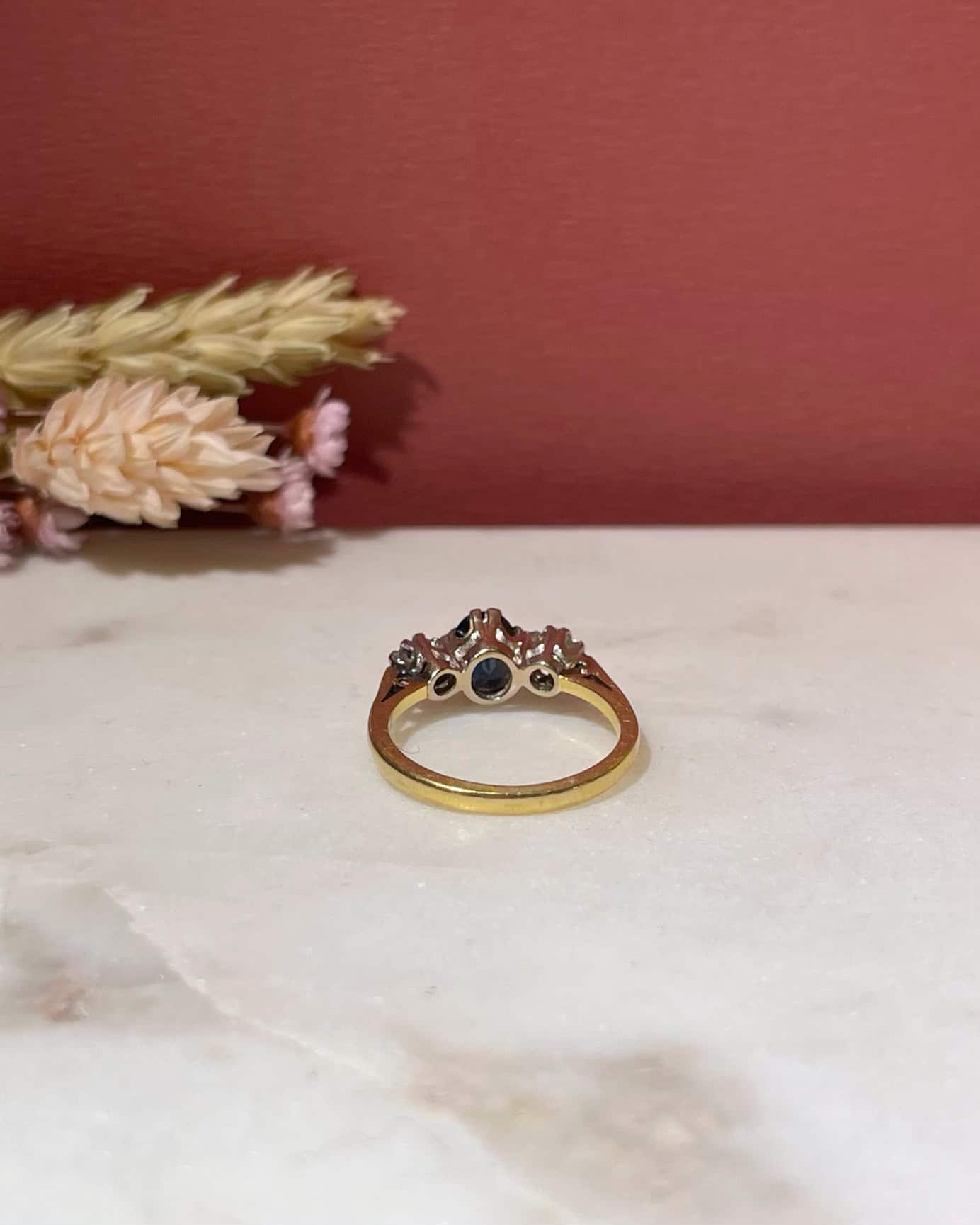 Bague Trilogie Saphir 1 carat & Diamants 0.30 carat "Kyle" - Elliade Paris