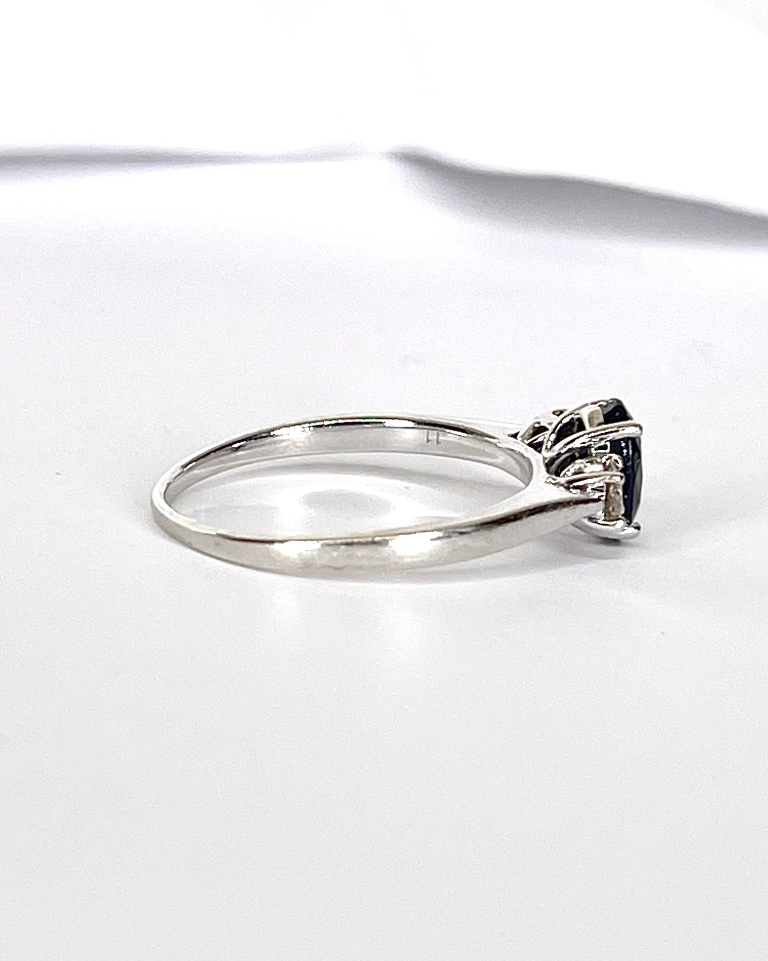 Bague Trilogie Saphir 1.10 carat & Diamants 0.24 carat "Bonnie" - Elliade Paris