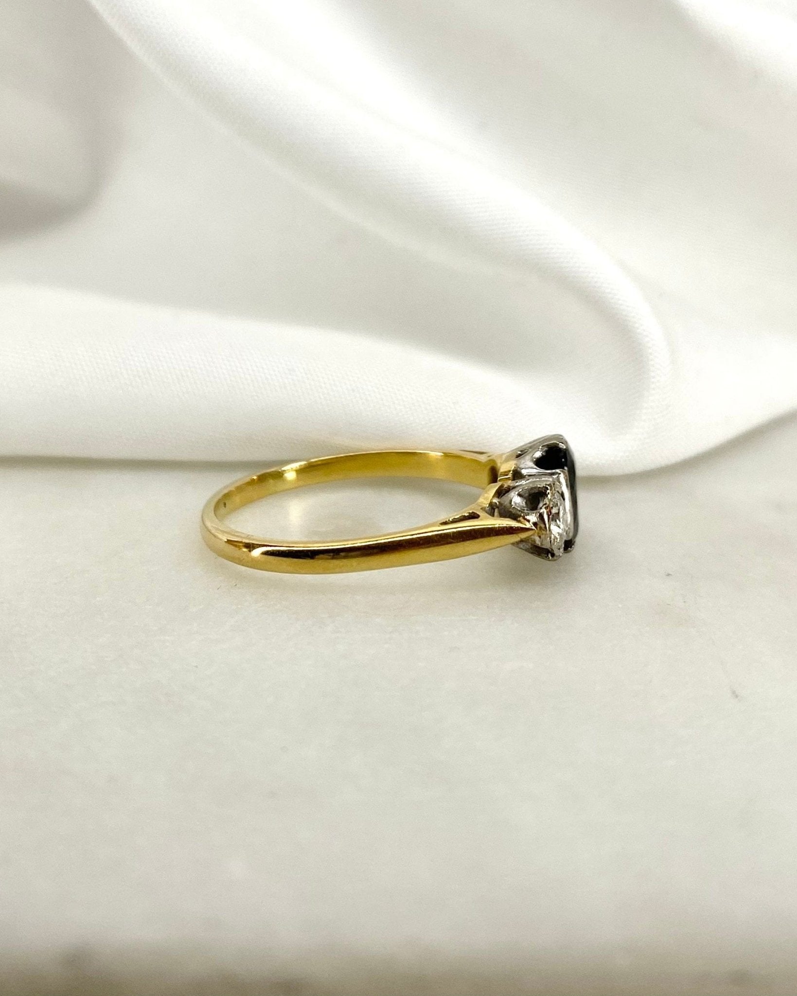 Bague Trilogie Saphir 1.10 carat & Diamants 0.30 carat "Oriana" - Elliade Paris