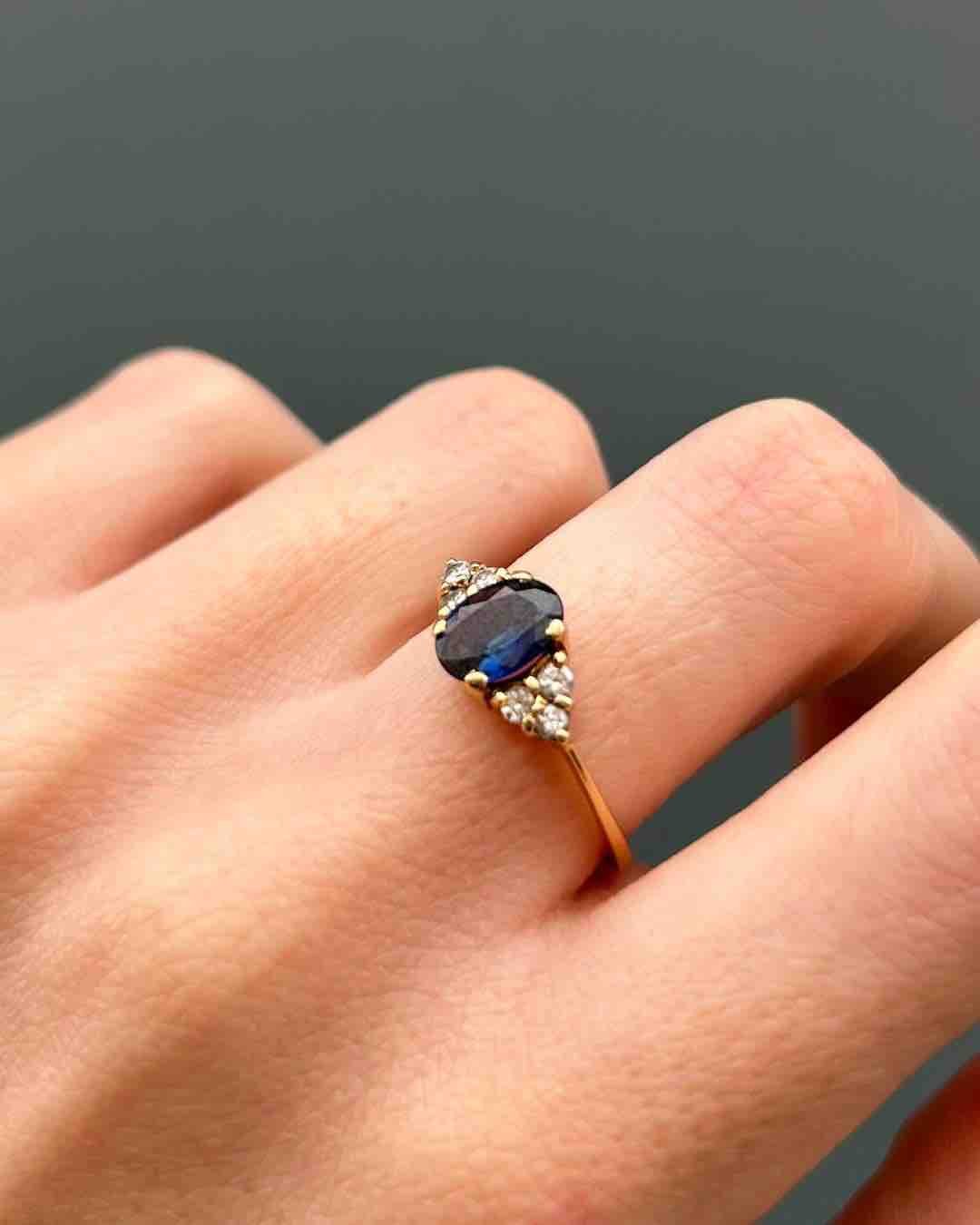 Bague Trilogie Saphir 1.15 Carat & Diamants "Sylviana" - Elliade Paris