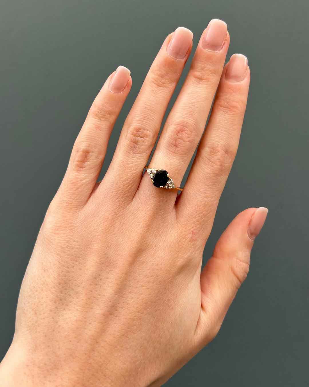 Bague Trilogie Saphir 1.15 Carat & Diamants "Sylviana" - Elliade Paris