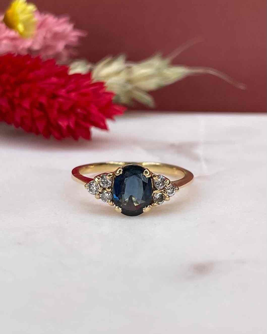 Bague Trilogie Saphir 1.15 Carat & Diamants "Sylviana" - Elliade Paris