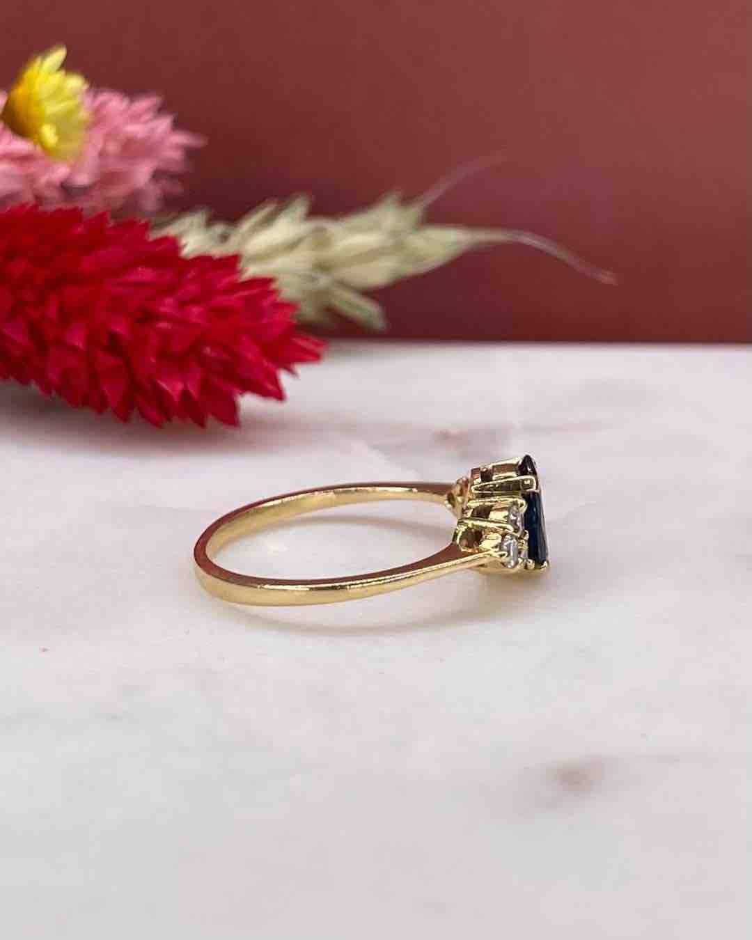 Bague Trilogie Saphir 1.15 Carat & Diamants "Sylviana" - Elliade Paris