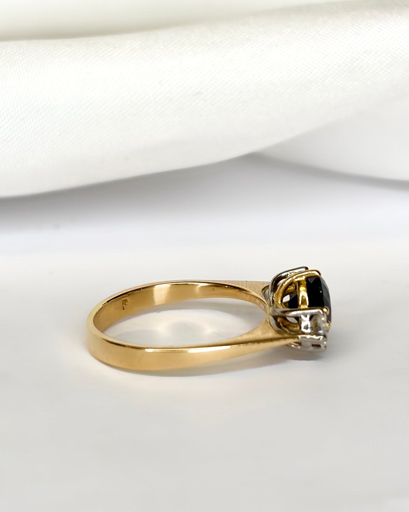 Bague Trilogie Saphir 1.20 carat & Diamants 0.30 carat "Roxane" - Elliade Paris