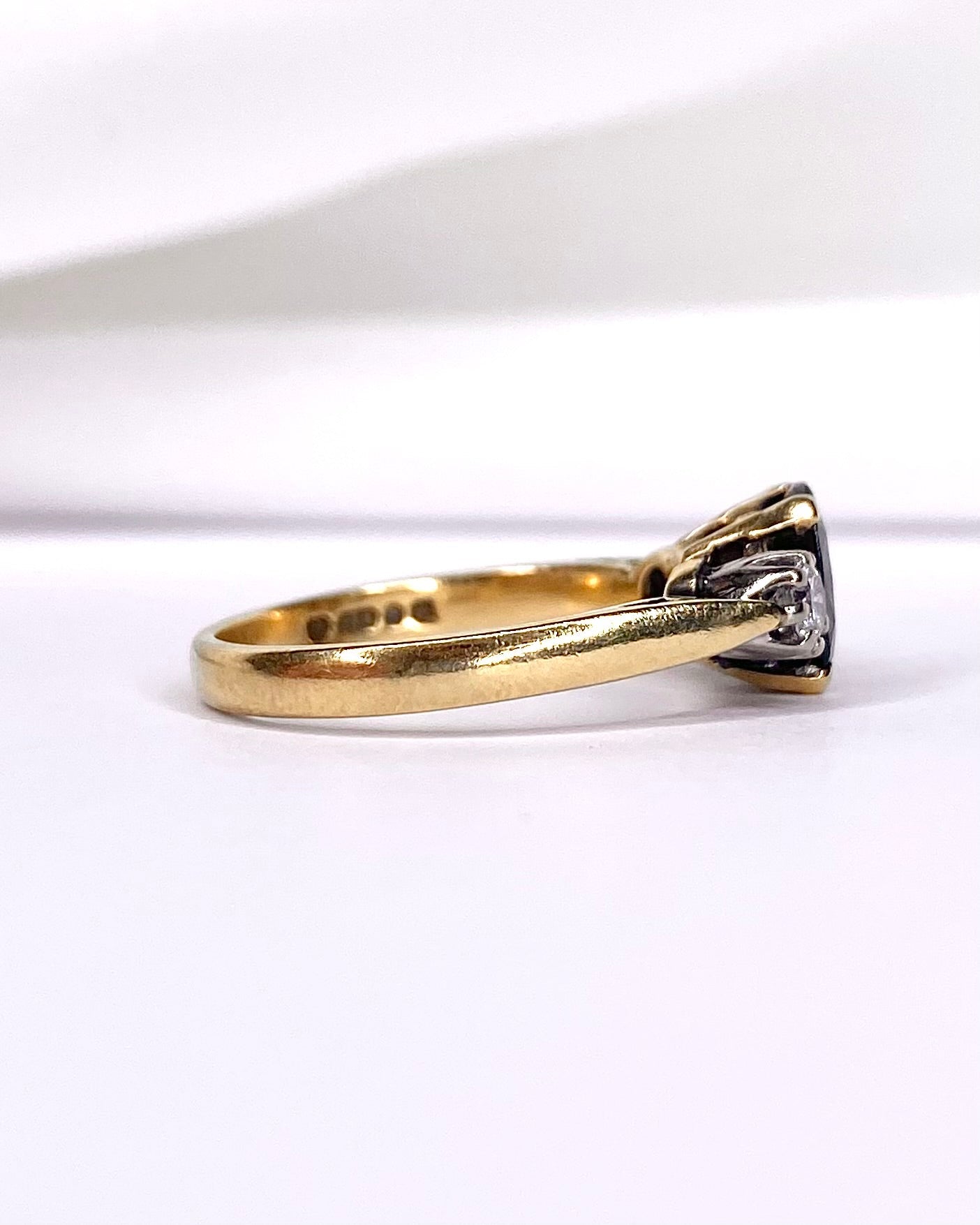 Bague Trilogie Saphir 1.30 carat & Diamants 0.20 carat "Vanessa" - Elliade Paris