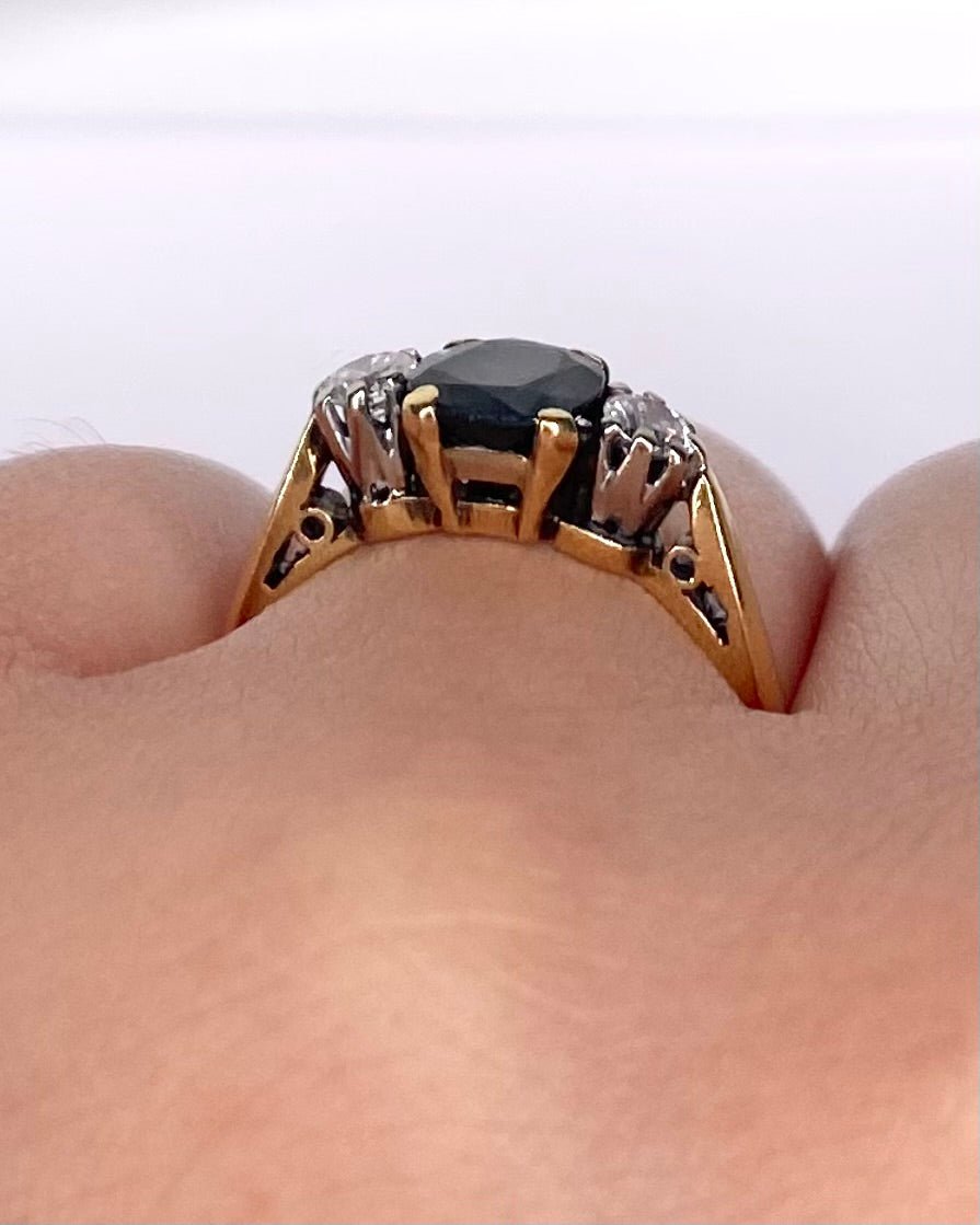 Bague Trilogie Saphir 1.30 carat & Diamants 0.20 carat "Vanessa" - Elliade Paris