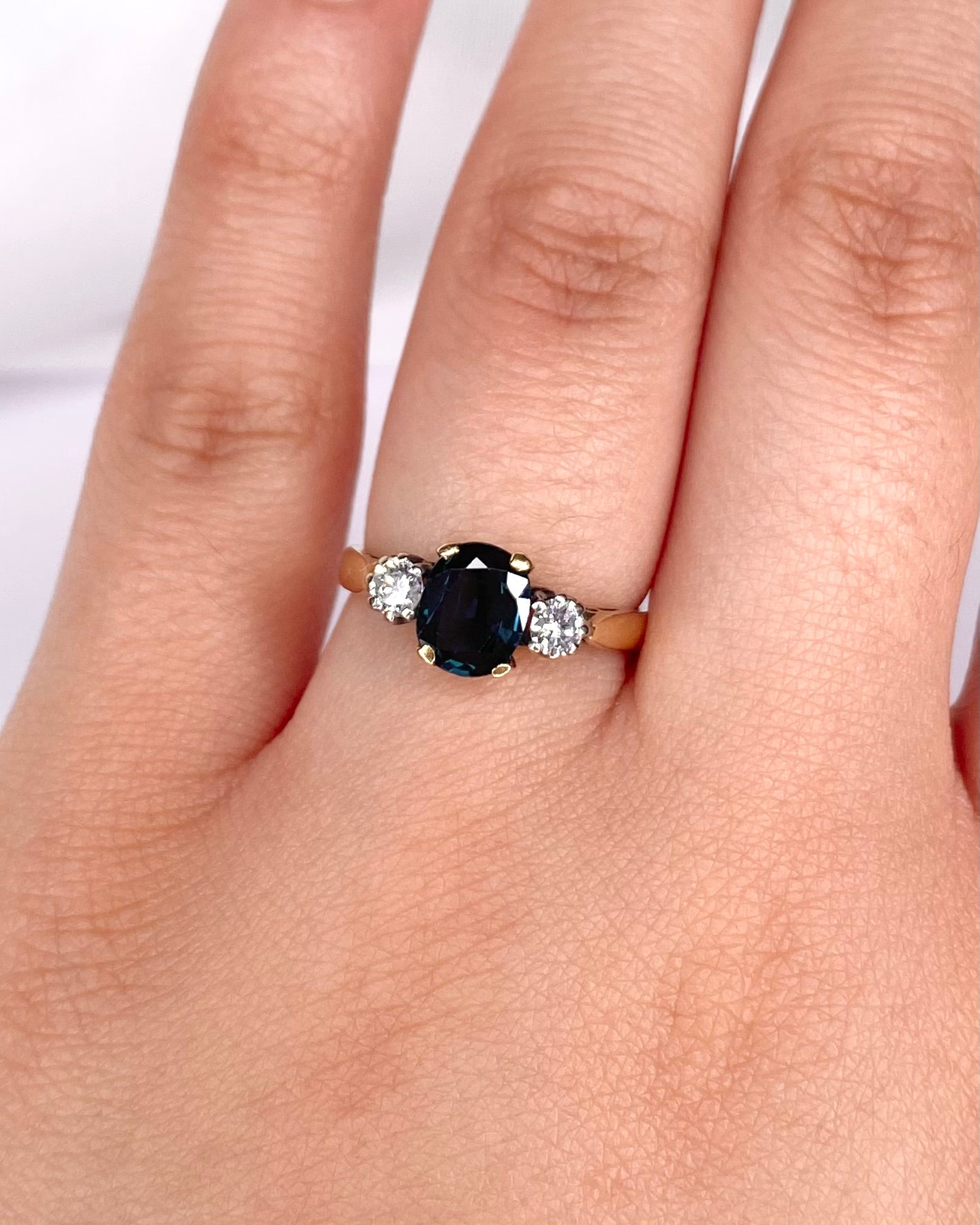 Bague Trilogie Saphir 1.30 carat & Diamants 0.20 carat "Vanessa" - Elliade Paris