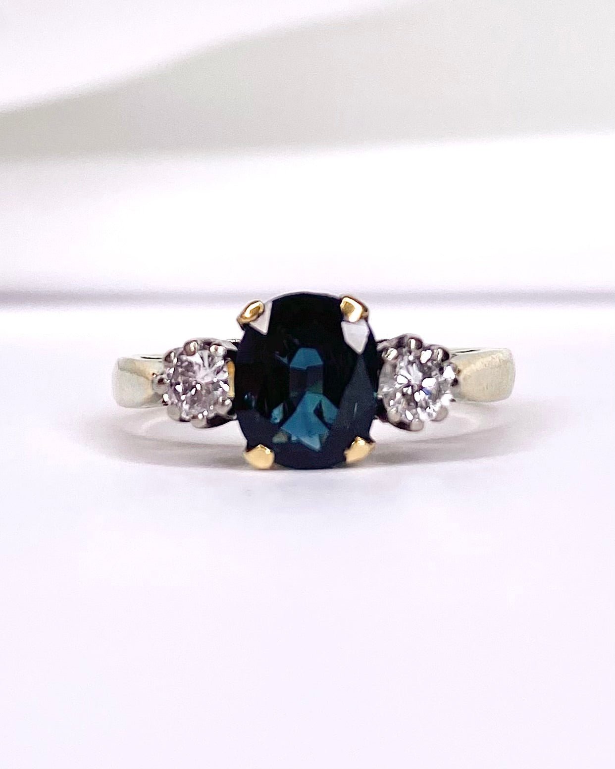Bague Trilogie Saphir 1.30 carat & Diamants 0.20 carat "Vanessa" - Elliade Paris